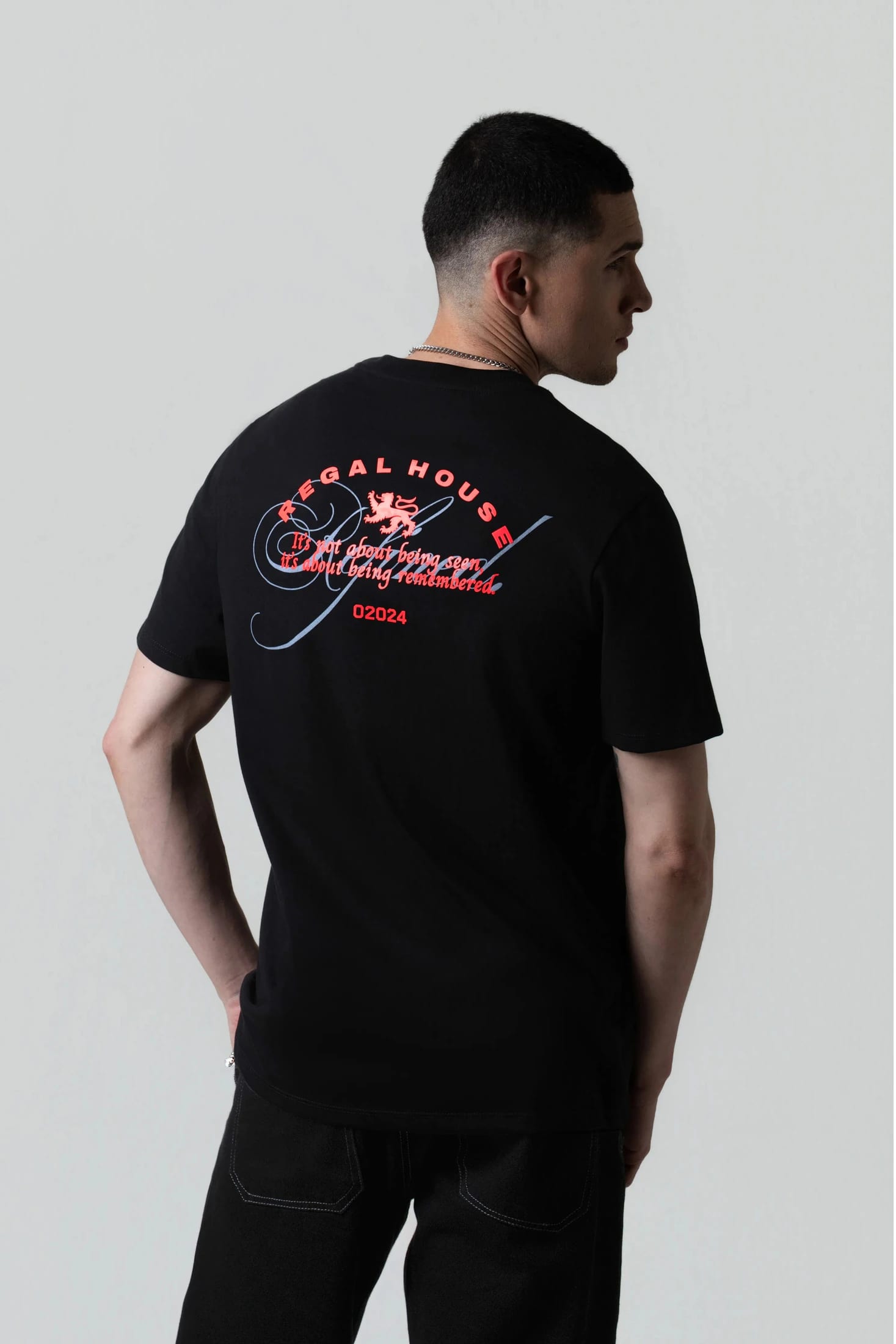 CAMISETA ESPECIAL ESTAMPADO LOCALIZADO COLOR NEGRO - imagen 3