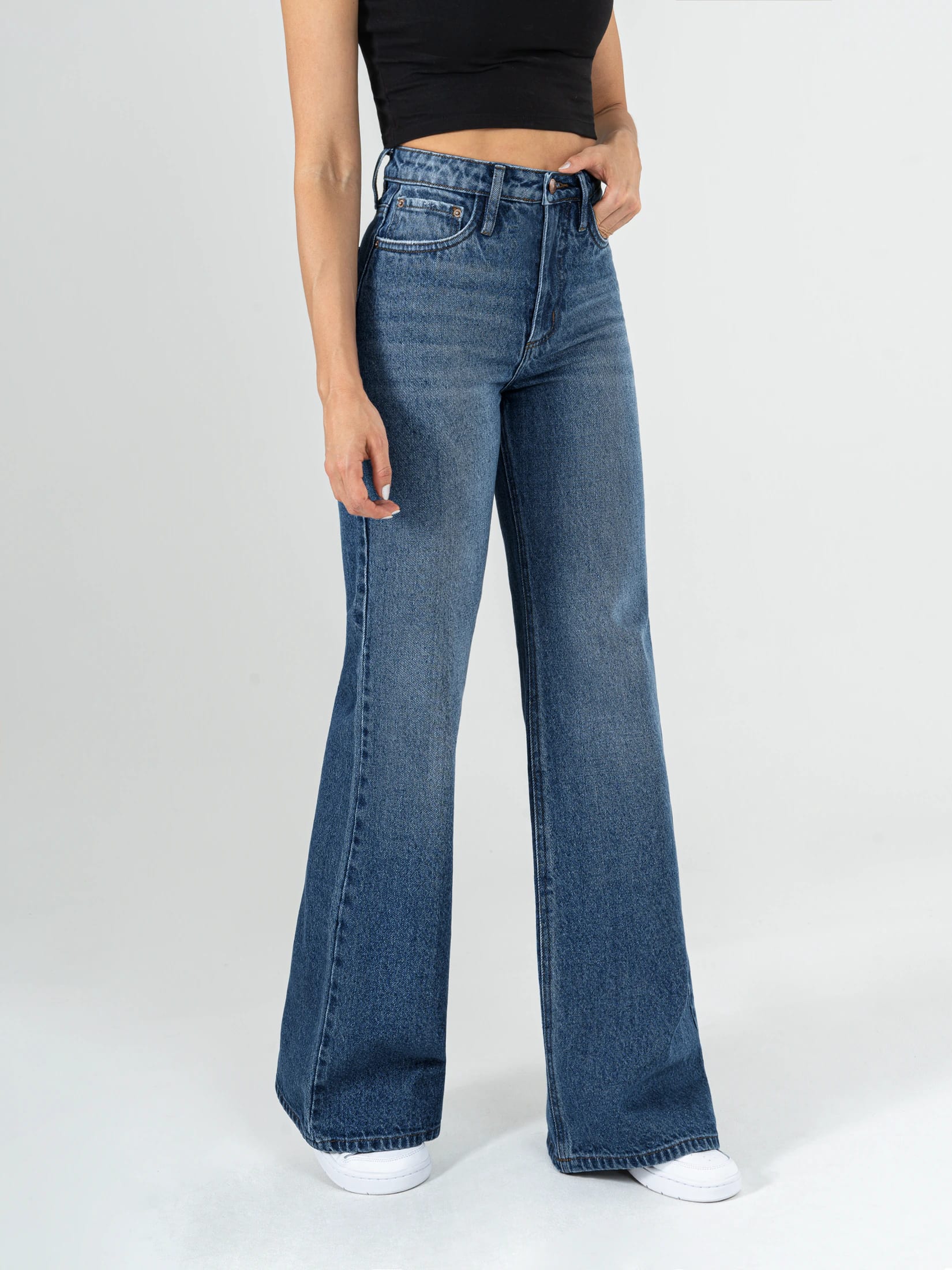 Ref: 064236 Jean Mom Flare, rígido, tiro alto, tono azul medio, diseño cinco bolsillos. - imagen 3