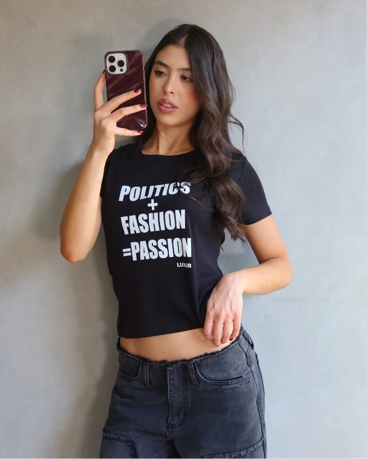 CAMISETA MANGA CORTA ESTAMPADO "POLITICS + FASHION = PASSION" BABY TEE NEGRA - imagen 1