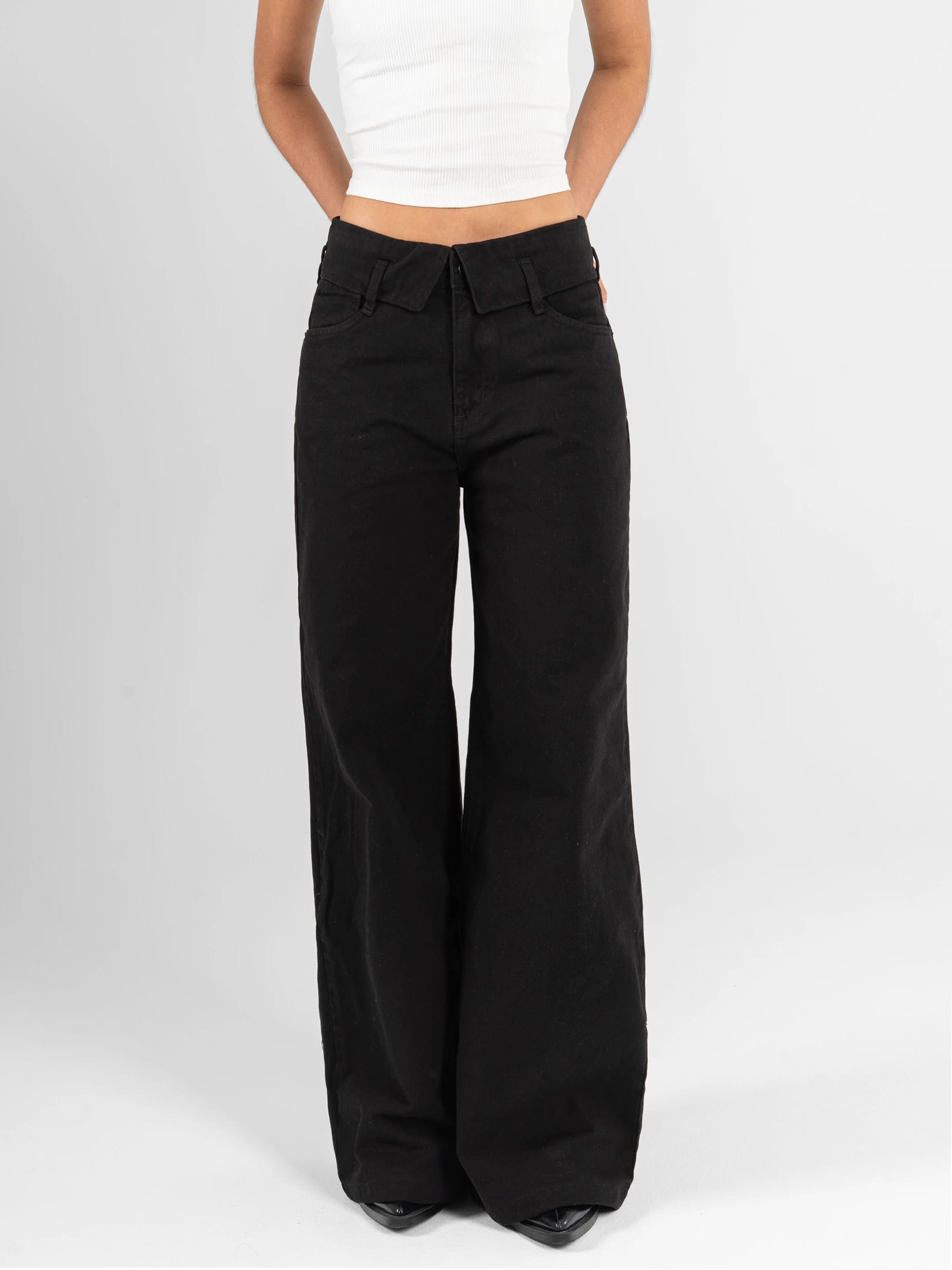 Ref: 0620631 Pantalón palazzo, rígido, detalle en pretina, tiro medio, tono negro - imagen 1