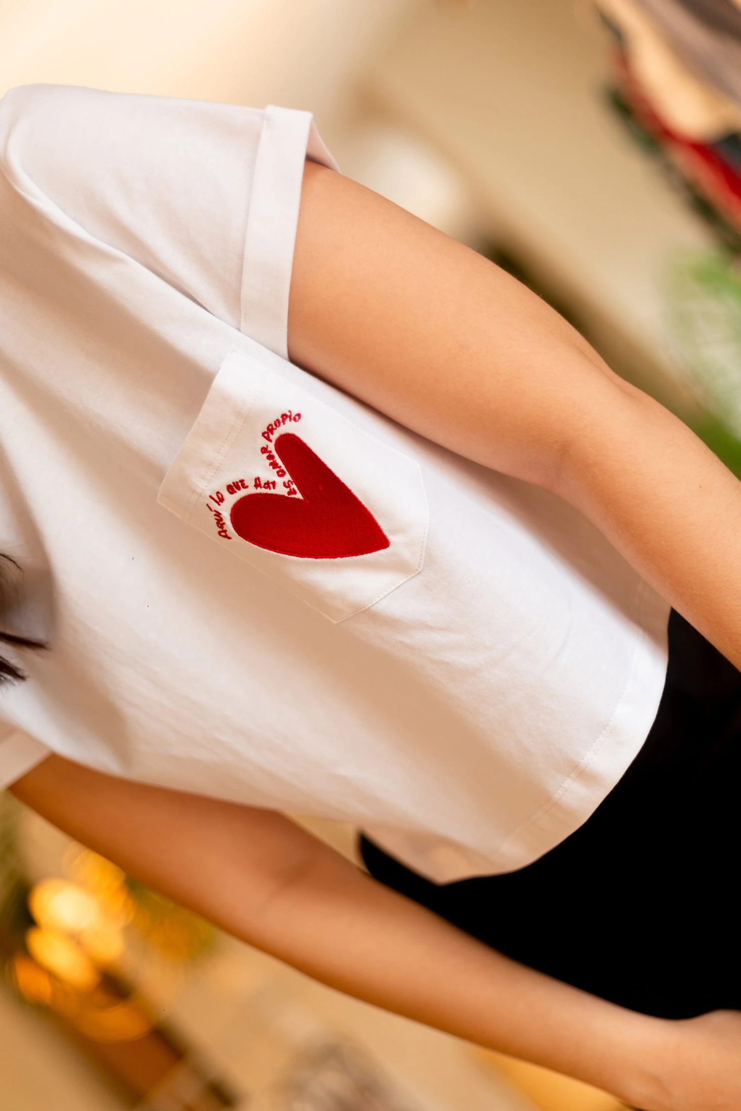 Aquí lo Que Hay Es Amor Propio Embroidered Cropped Tee - imagen 2