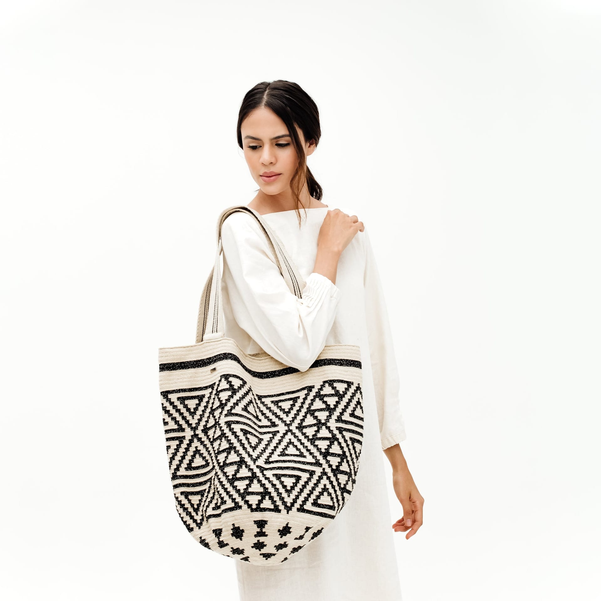 Maxi Bolso Wayuu Brillante Beige/Negro - imagen 2