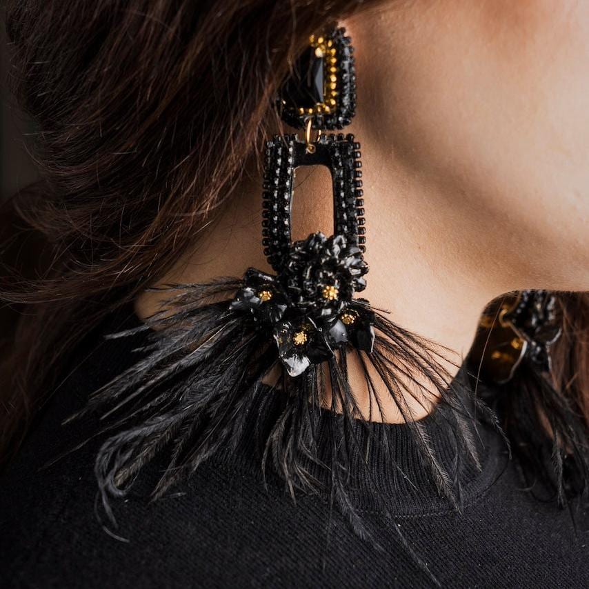 Black Dangling Feather Earrings - imagen 2