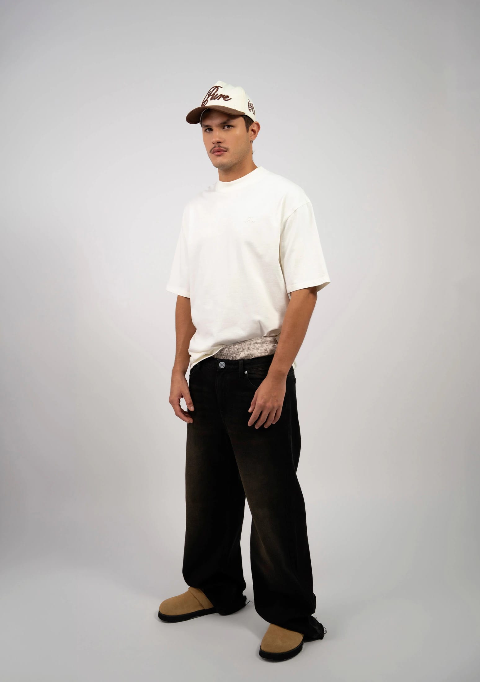 Classic White T-Shirt - imagen 4