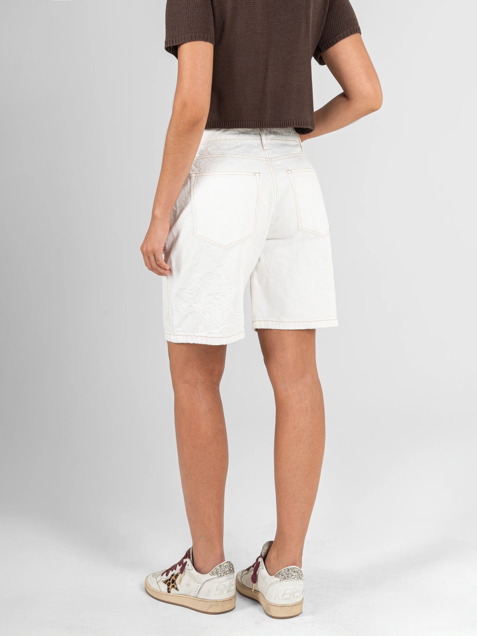 Ref: 0620619 Bermuda rígida, tiro alto, detalle de tela bordada, tono ivory - imagen 2