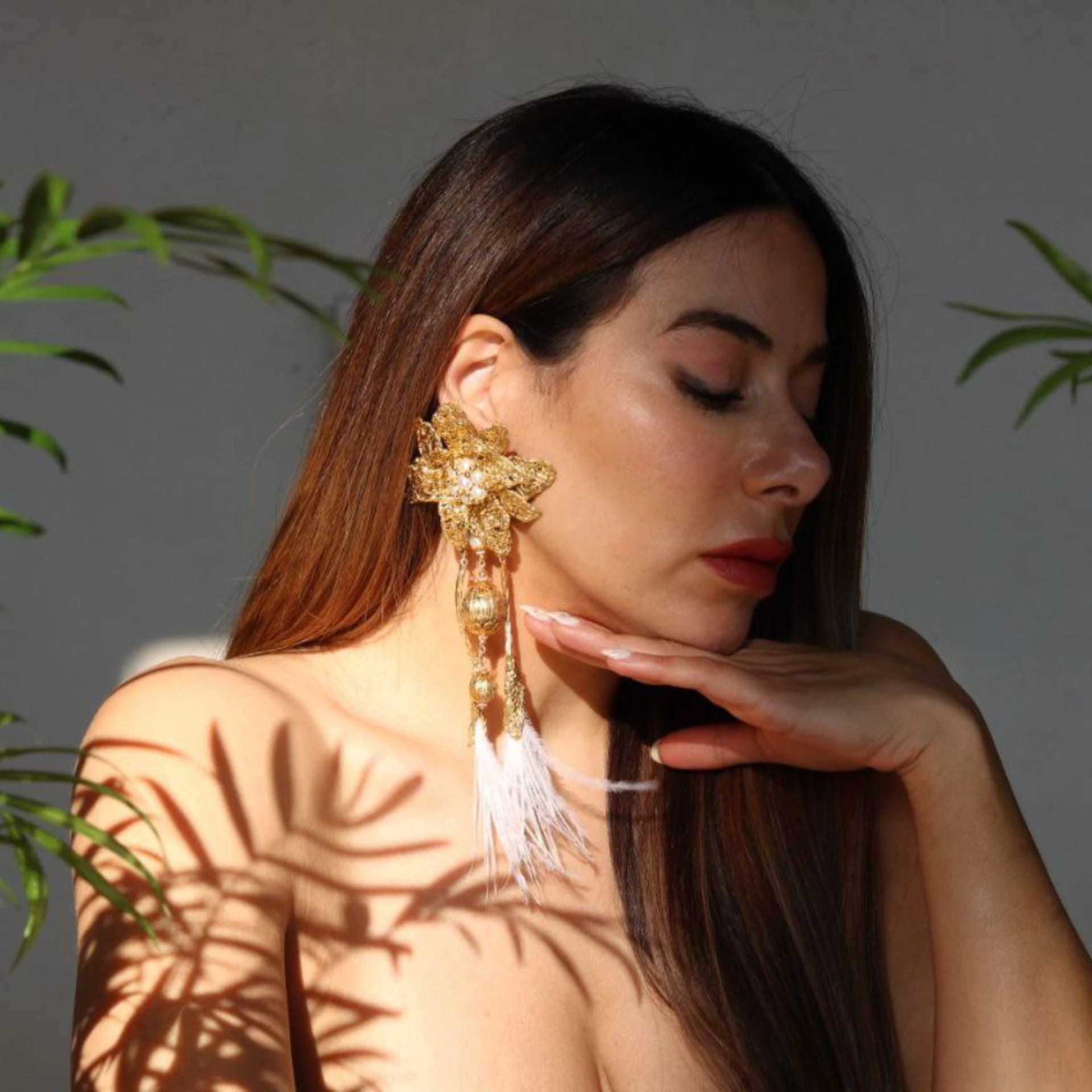 Gold Flower and Feathers Earrings - imagen 3