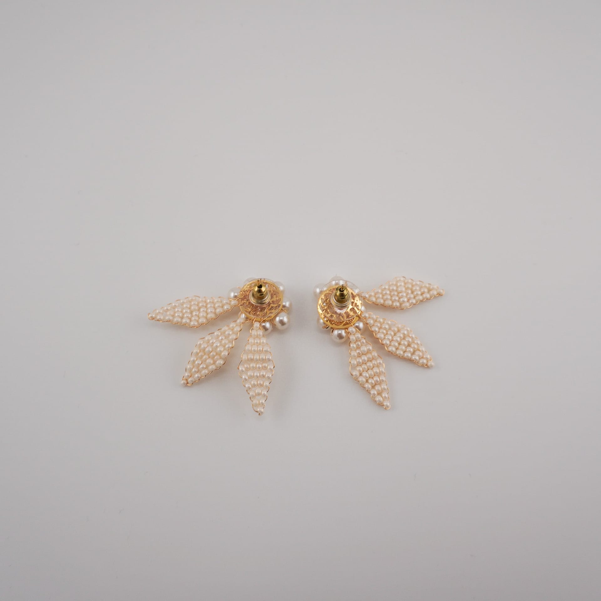 Ever After Petals & Pearls Studs - imagen 7