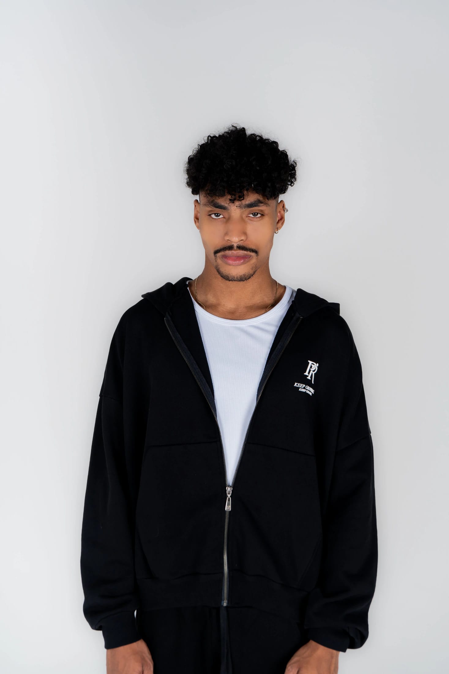 Basic Black Hoodie - imagen 2