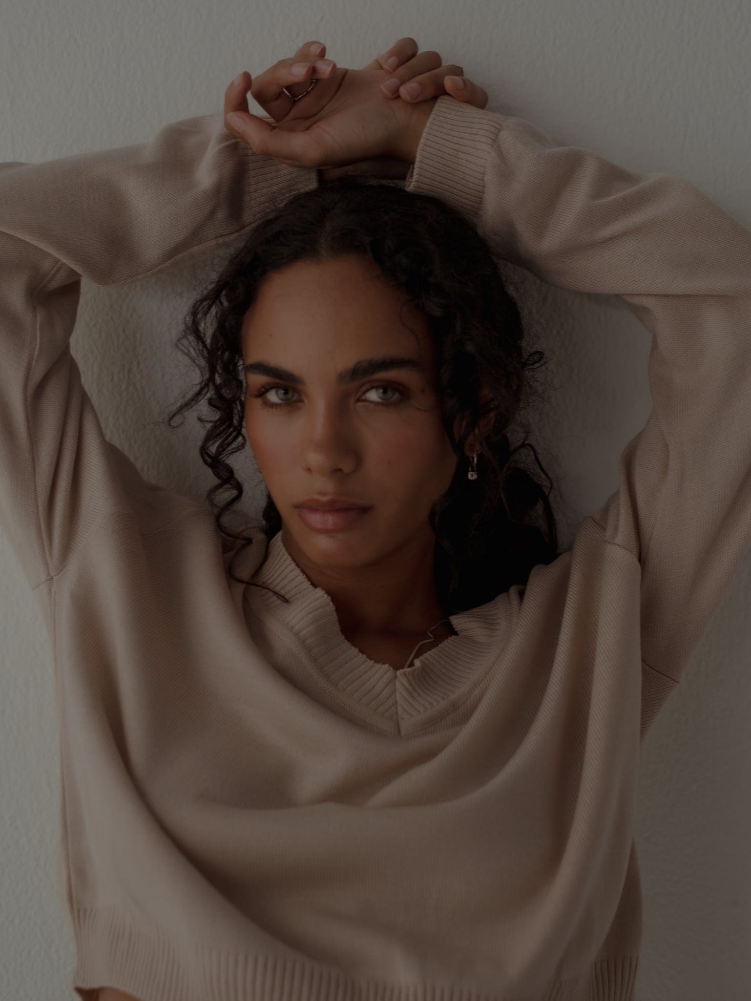 ONE HALF V-NECK KNIT SWEATER - NATURAL COTTON - imagen 5
