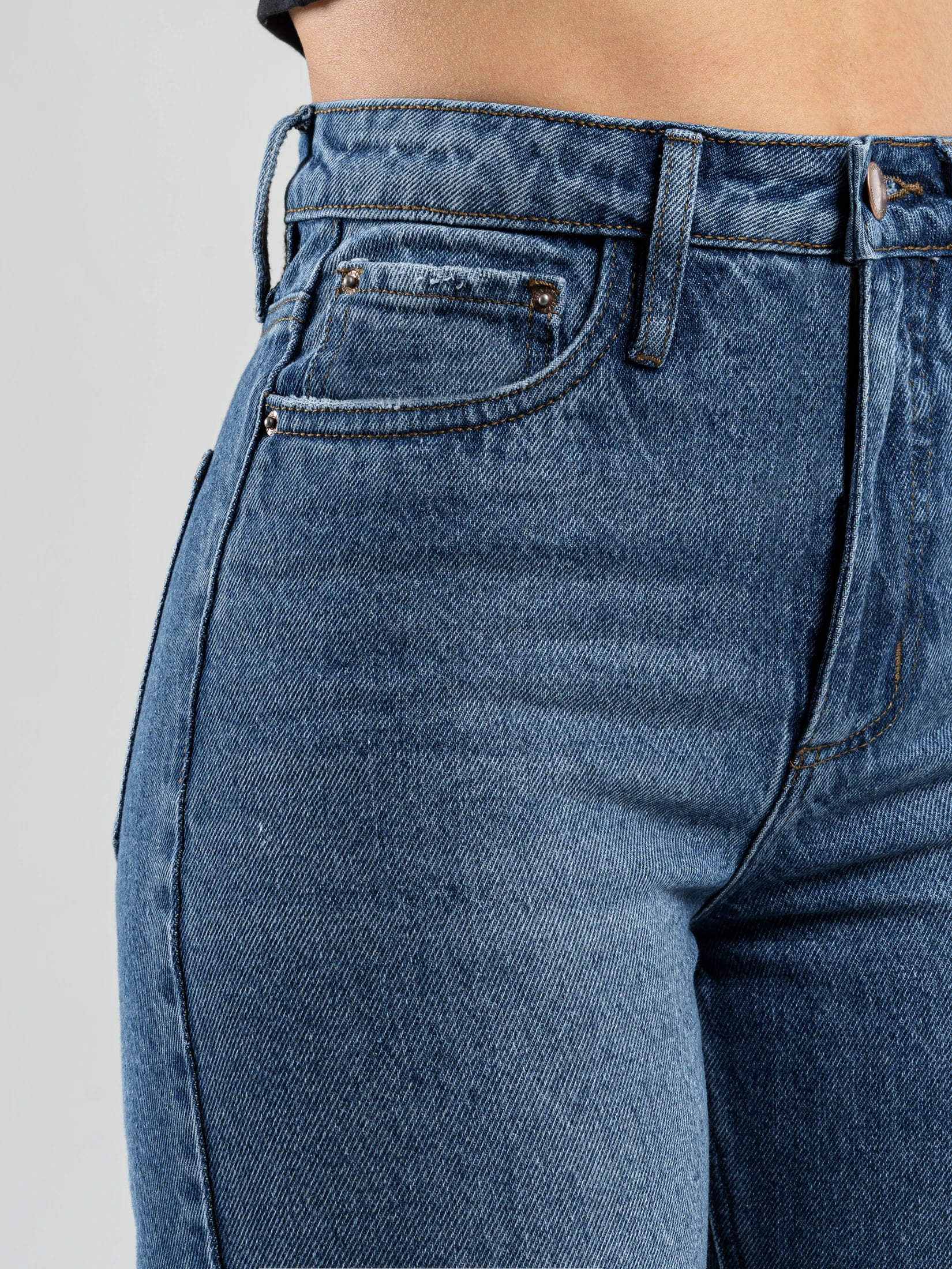 Ref: 064236 Jean Mom Flare, rígido, tiro alto, tono azul medio, diseño cinco bolsillos. - imagen 5