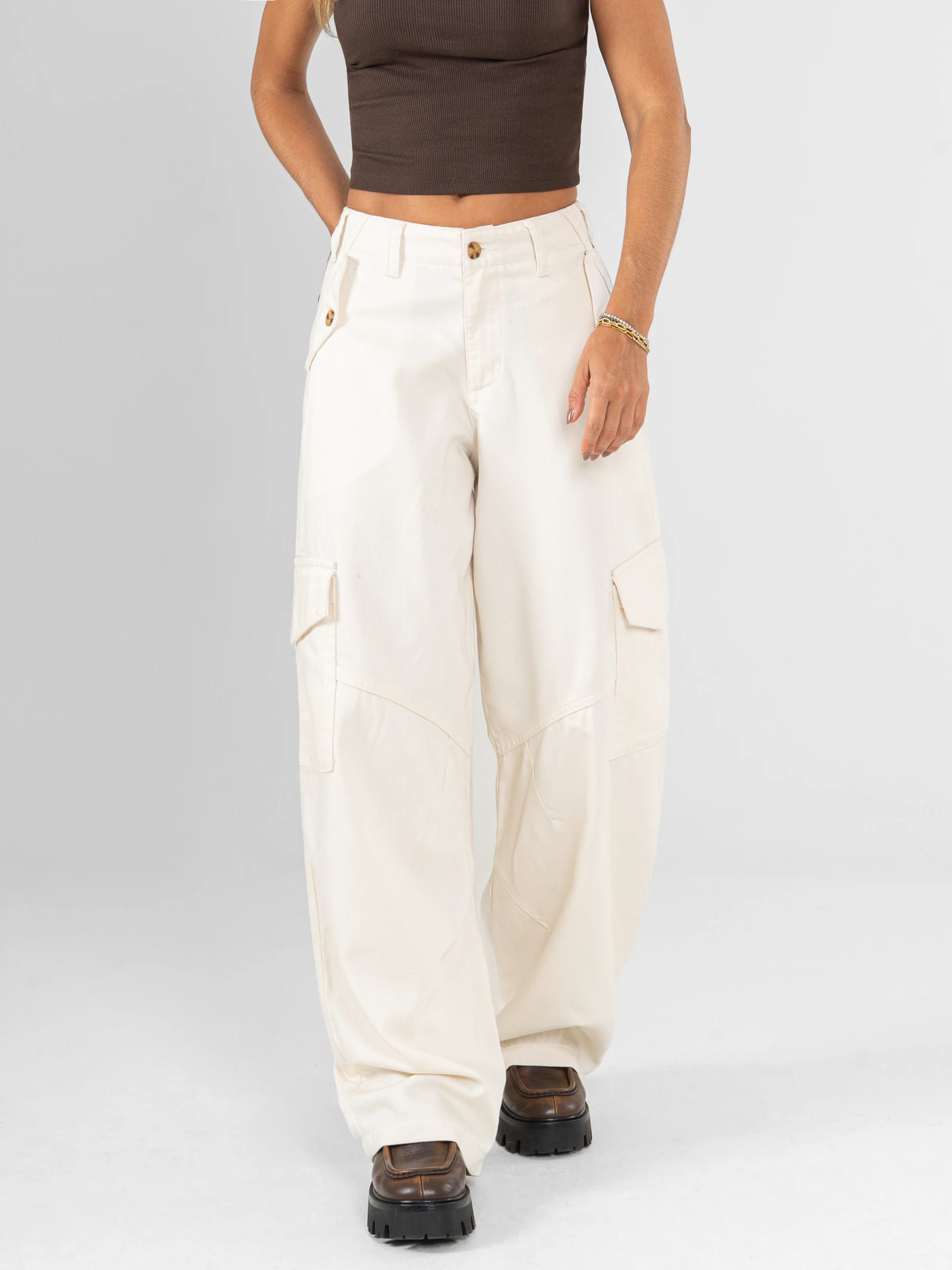 Ref: 0620406 Pantalón Cargo, rígido, tiro alto, bolsillos laterales, tono natural. - imagen 1