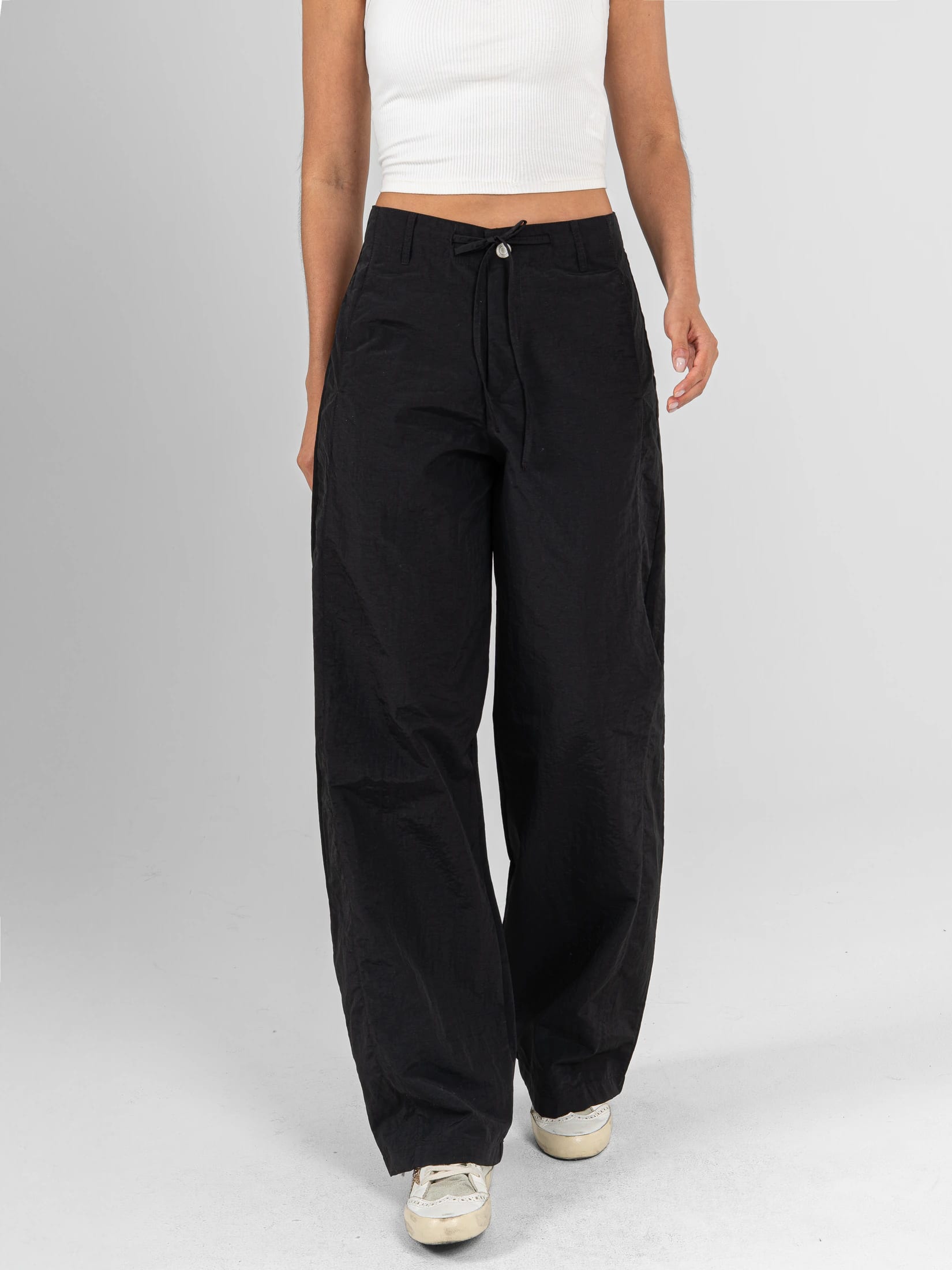 Ref: 0620569 Pantalón cargo liviano, tono negro, silueta amplia, tiro alto - imagen 1
