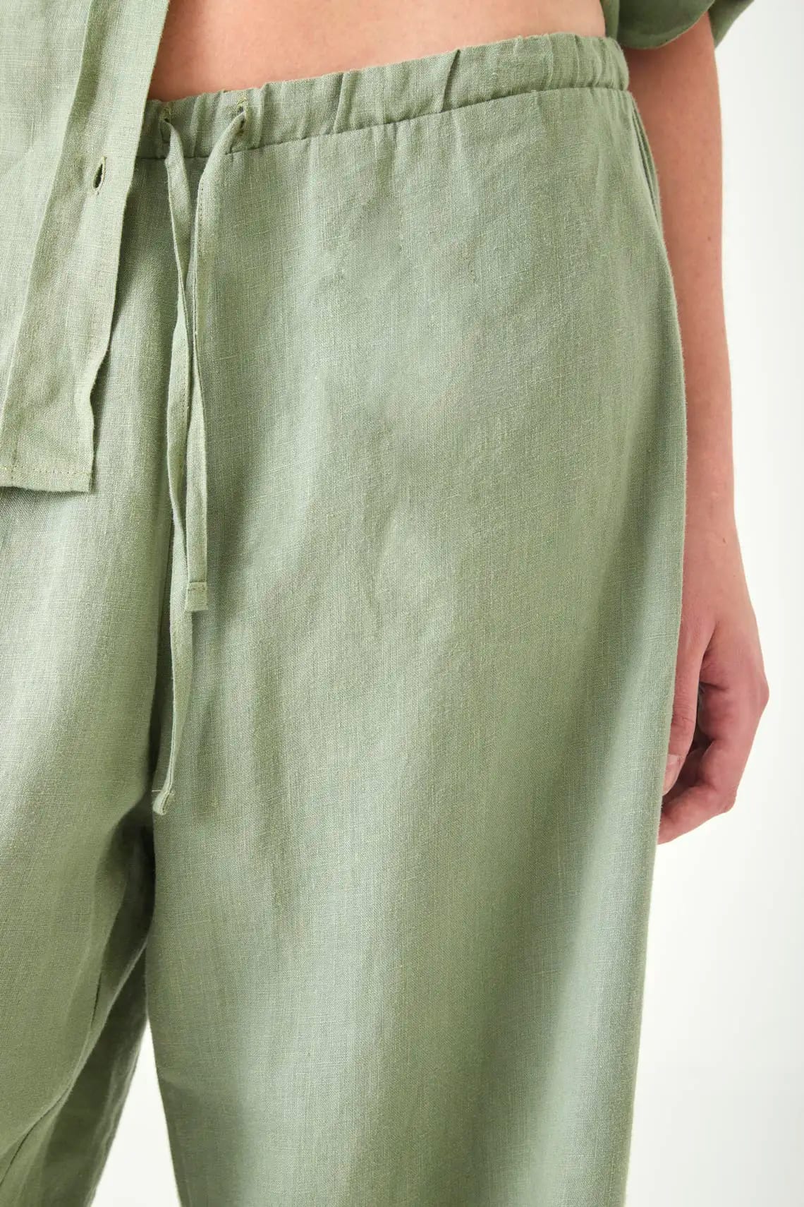 Pantalón pierna ancha con pretina elástica en lino verde salvia para mujer - imagen 4