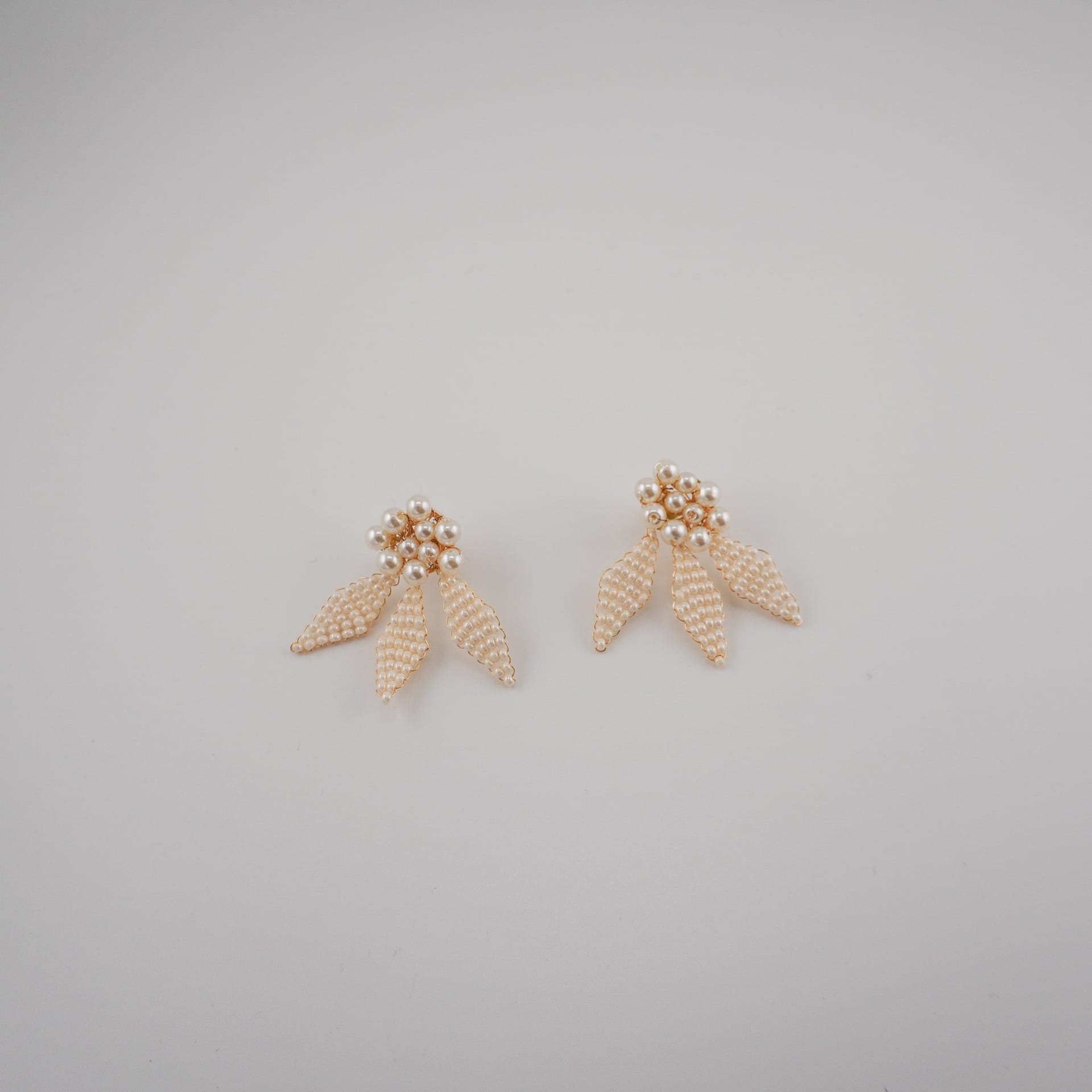 Ever After Petals & Pearls Studs - imagen 3