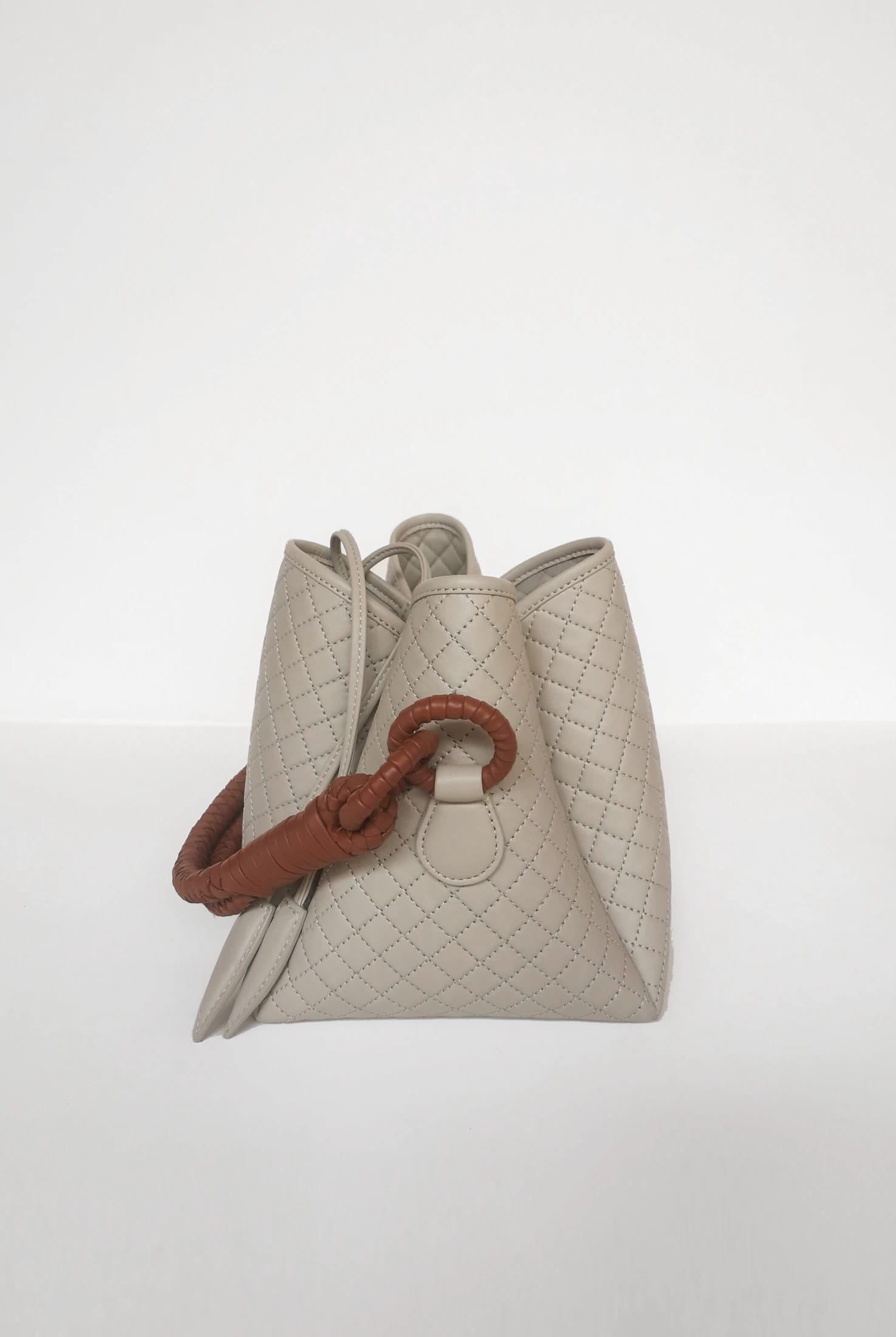 Tulip Mini Bucket Bag, Off-white & Brandy - imagen 2