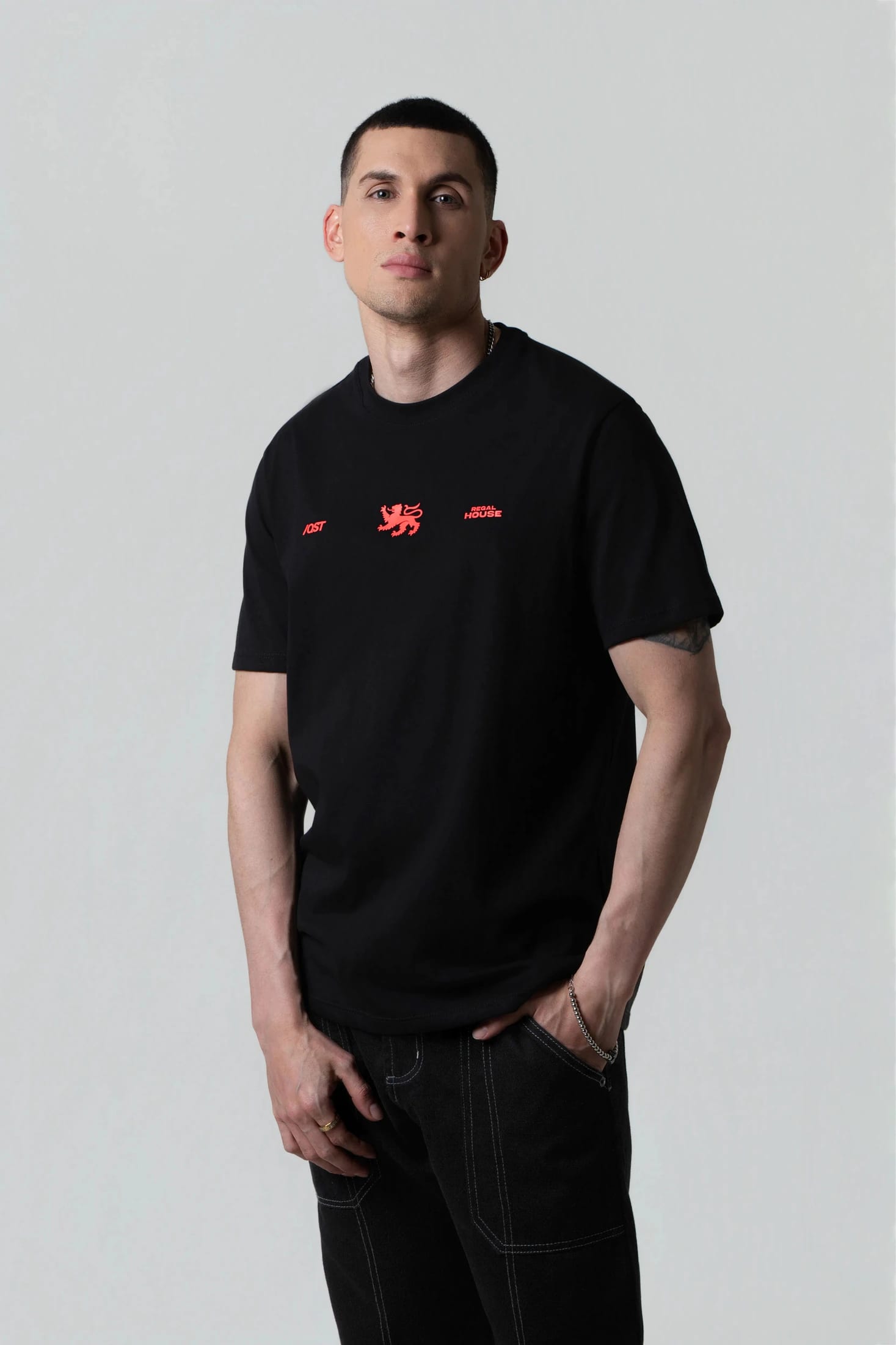 CAMISETA ESPECIAL ESTAMPADO LOCALIZADO COLOR NEGRO - imagen 1
