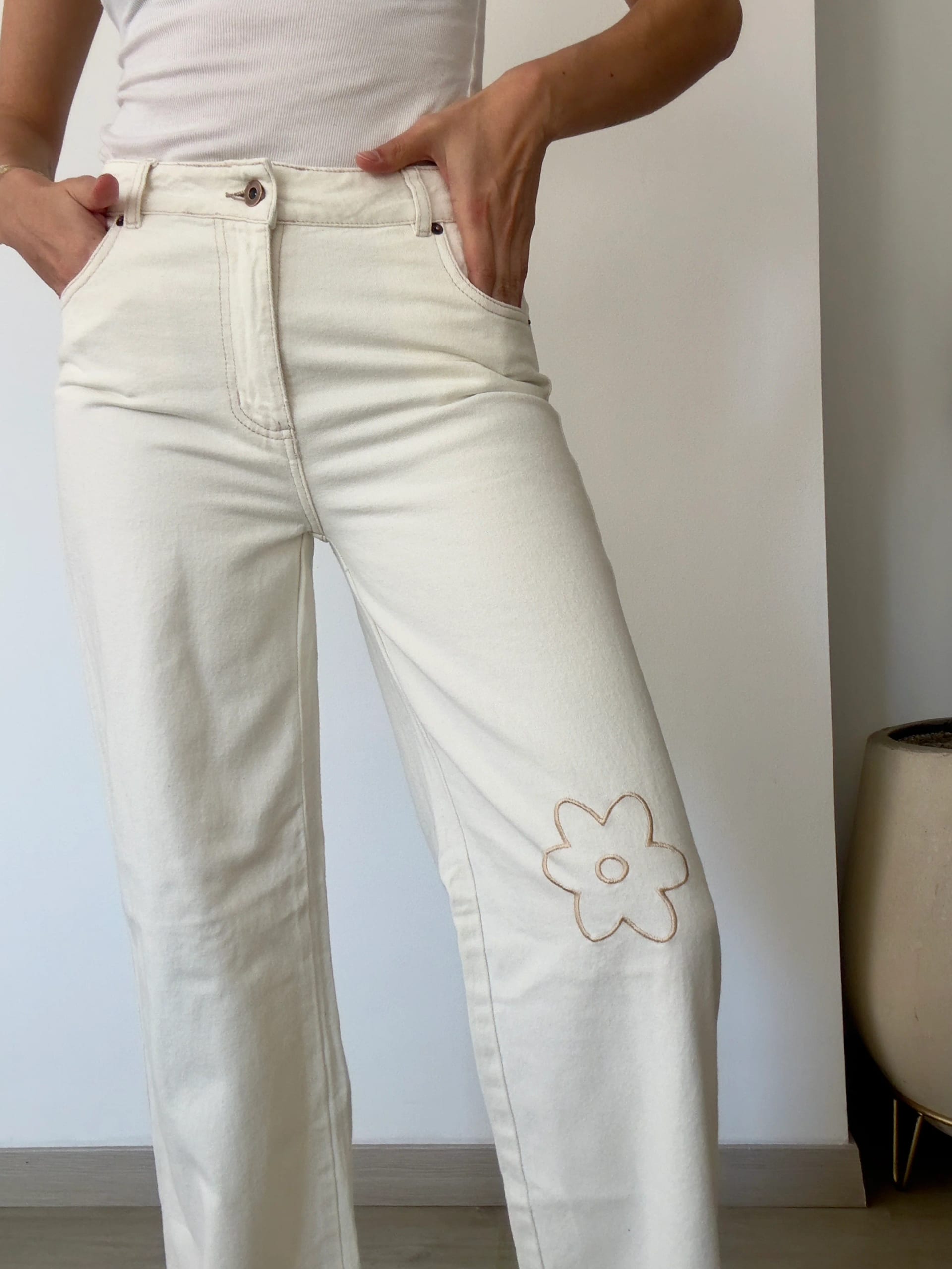 Jeans Flor Bordada Crudo - imagen 3