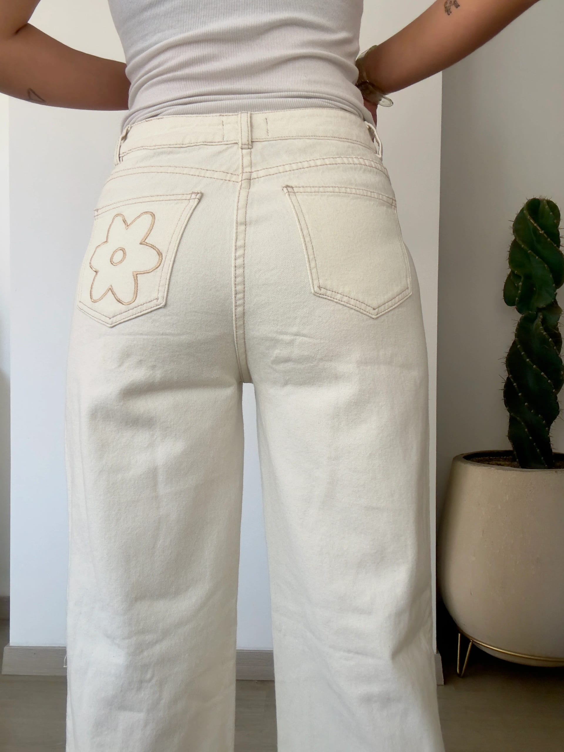 Jeans Flor Bordada Crudo - imagen 4