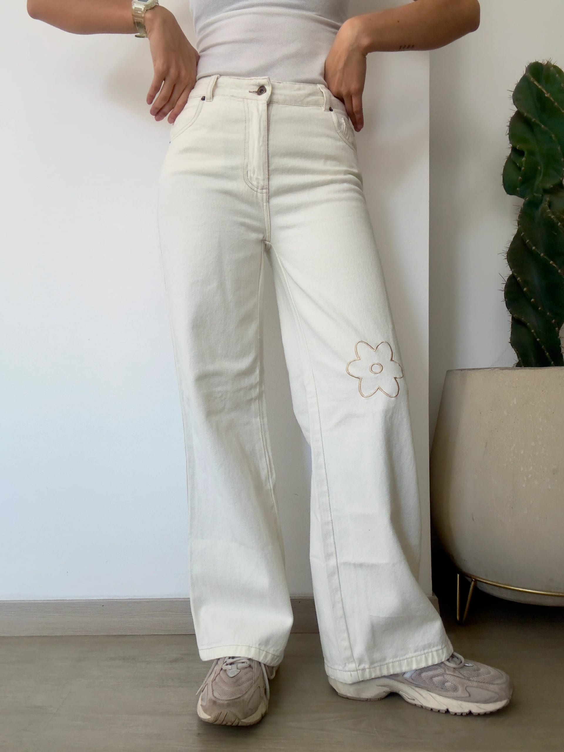 Jeans Flor Bordada Crudo - imagen 5