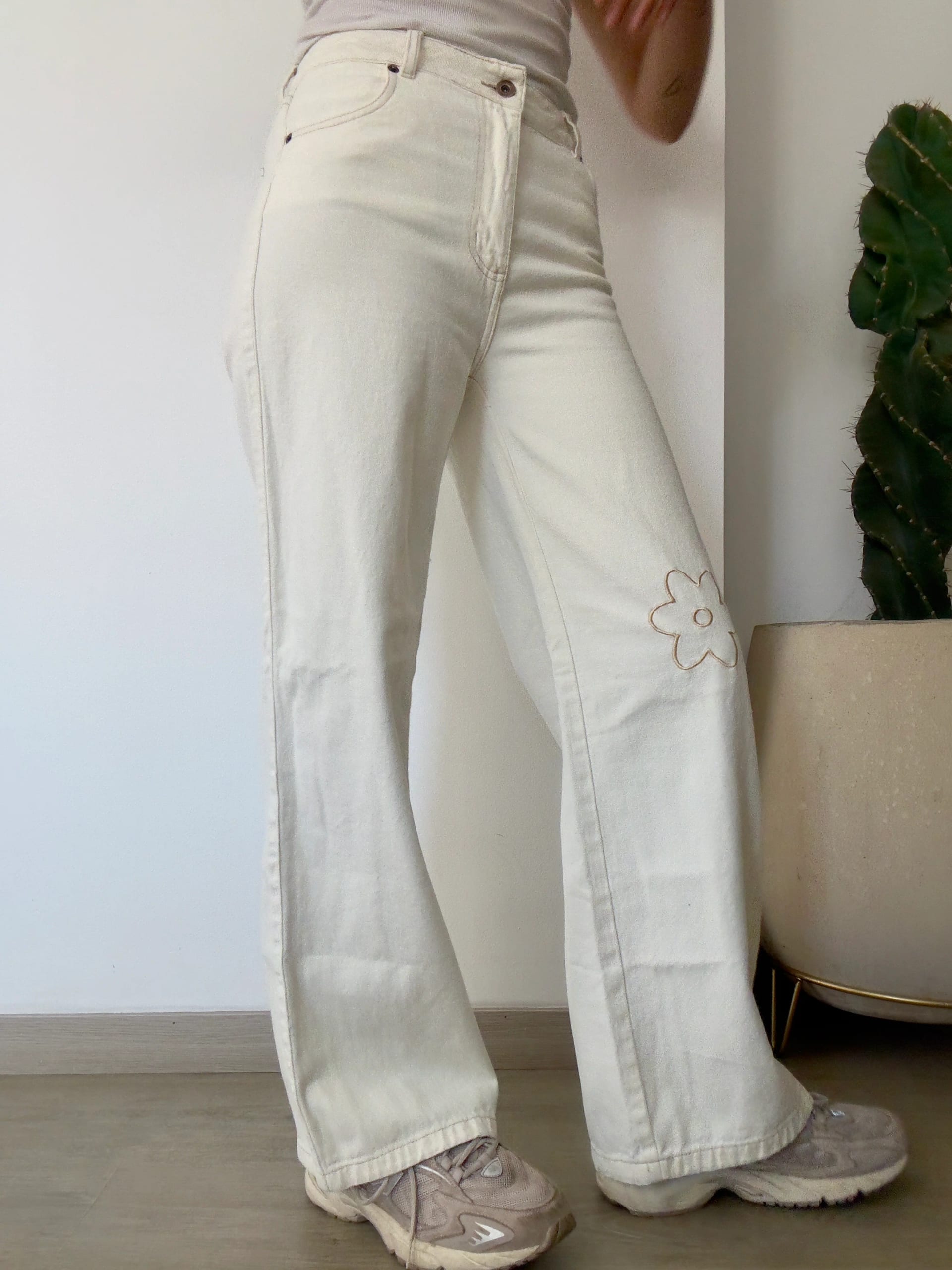 Jeans Flor Bordada Crudo - imagen 7