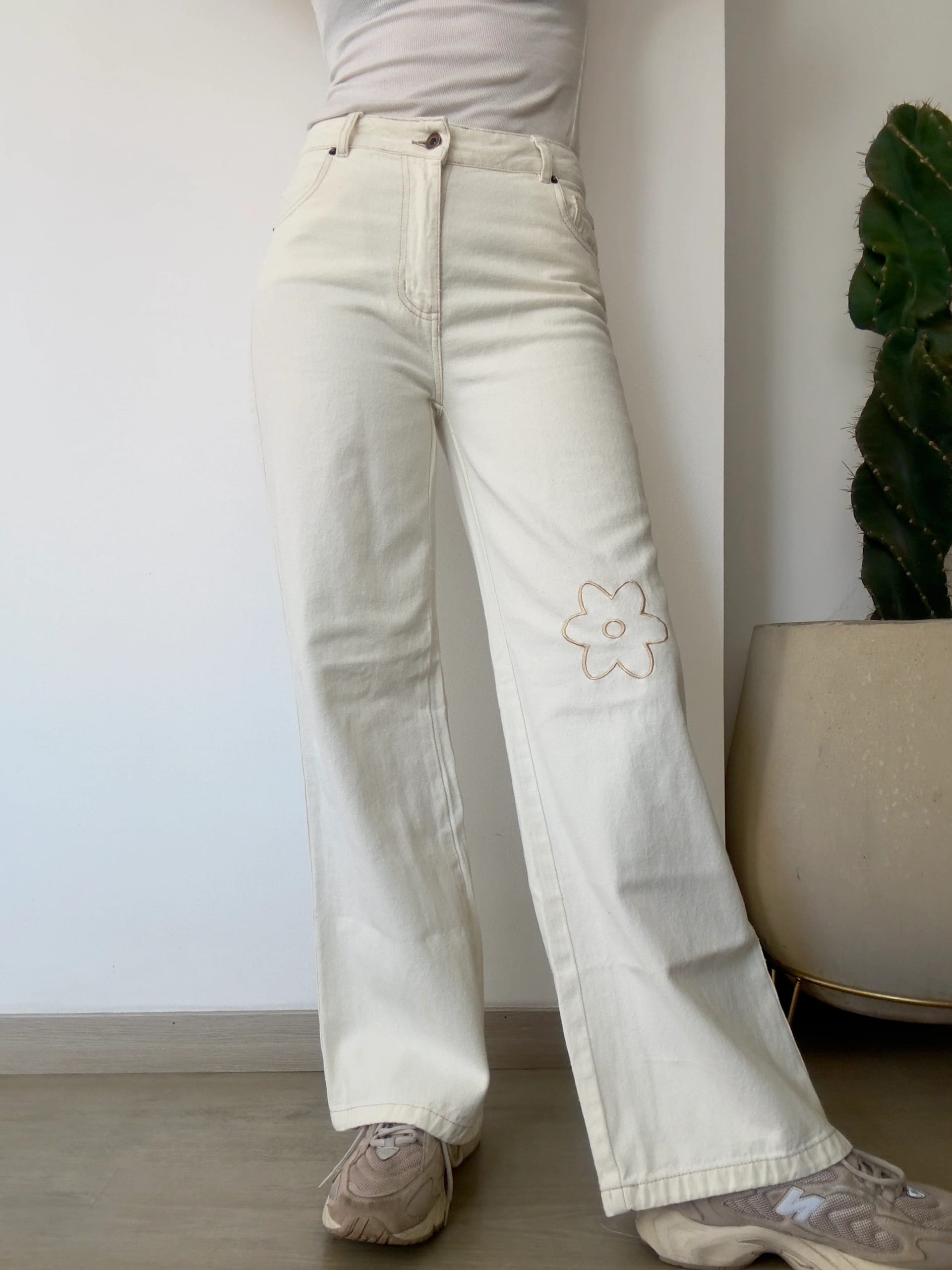 Jeans Flor Bordada Crudo - imagen 8
