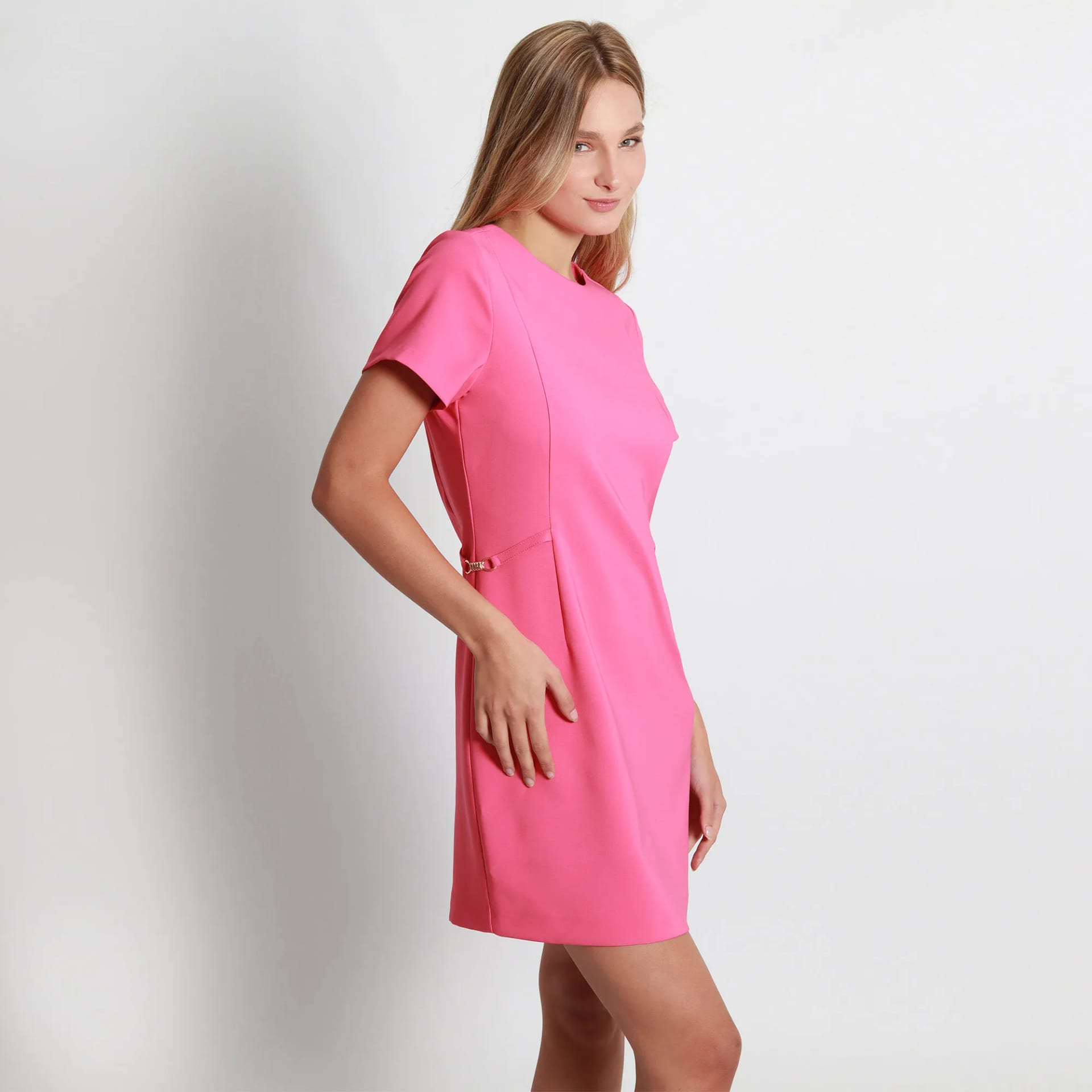 Vestido Corto Con Detalle En Cintura - imagen 1
