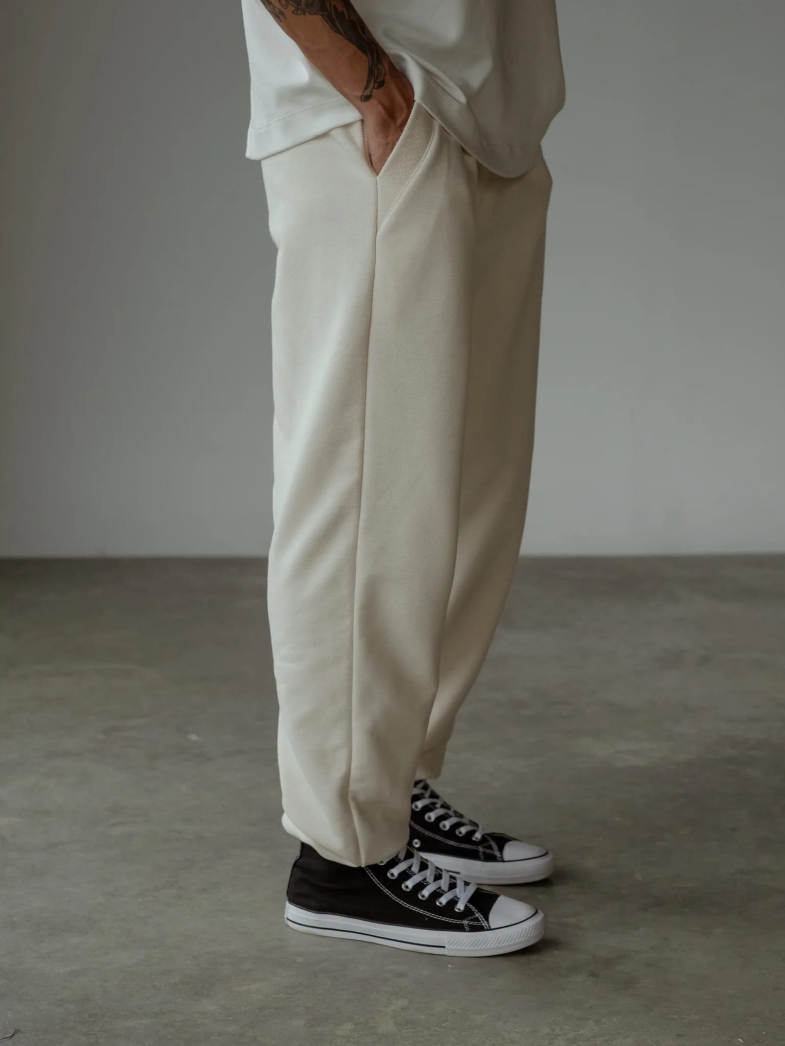 MEN MINIMAL JOGGER - CREAMY - imagen 9