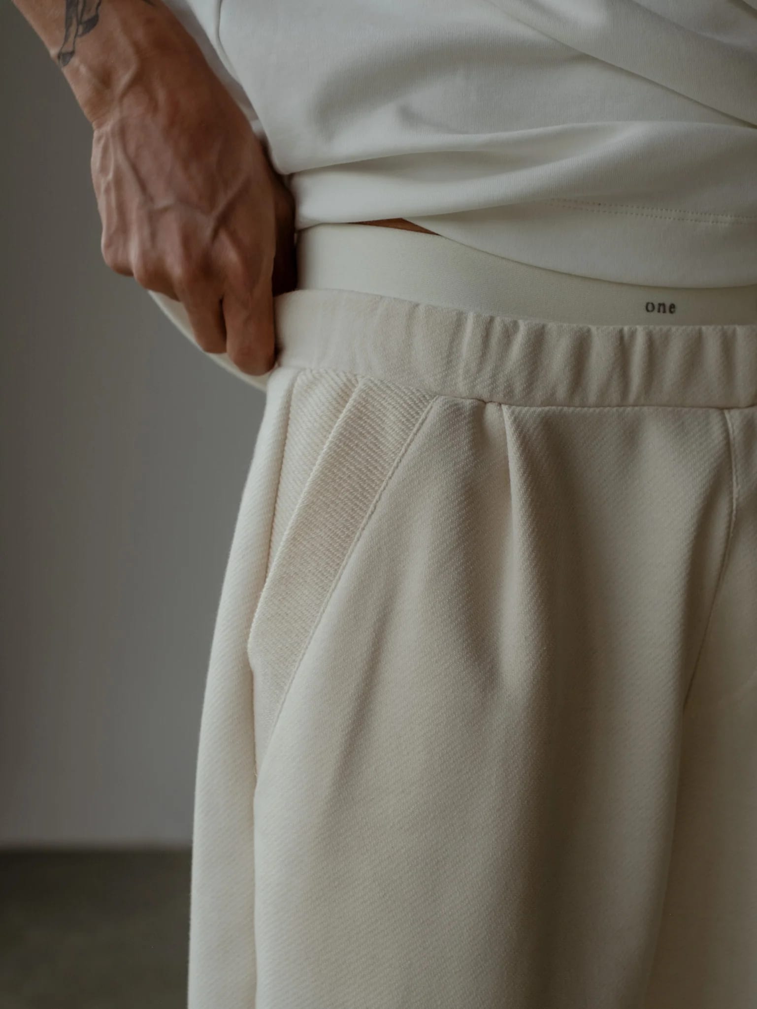 MEN MINIMAL JOGGER - CREAMY - imagen 5