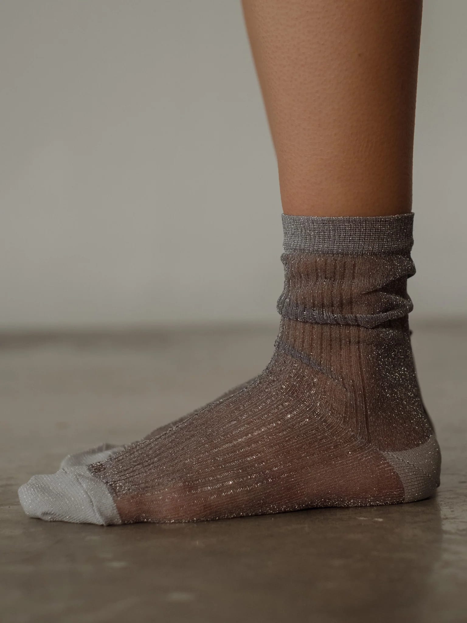 MESH SHINY SOCKS - PLATINUM - imagen 15