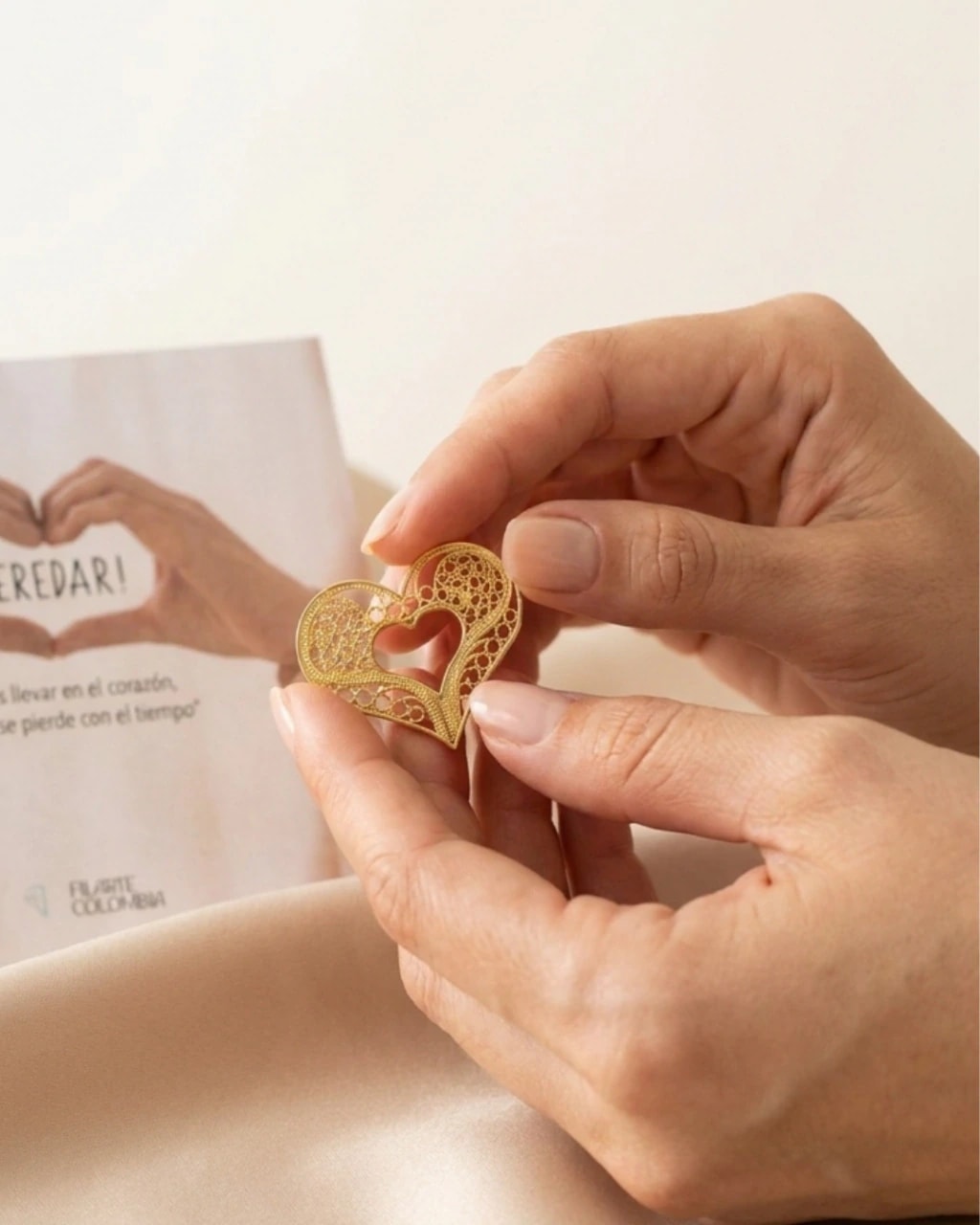 Prendedor corazòn Tejido en plata con baño en Oro 24k Filigrana. Colección Heredar - (copia) - imagen 1