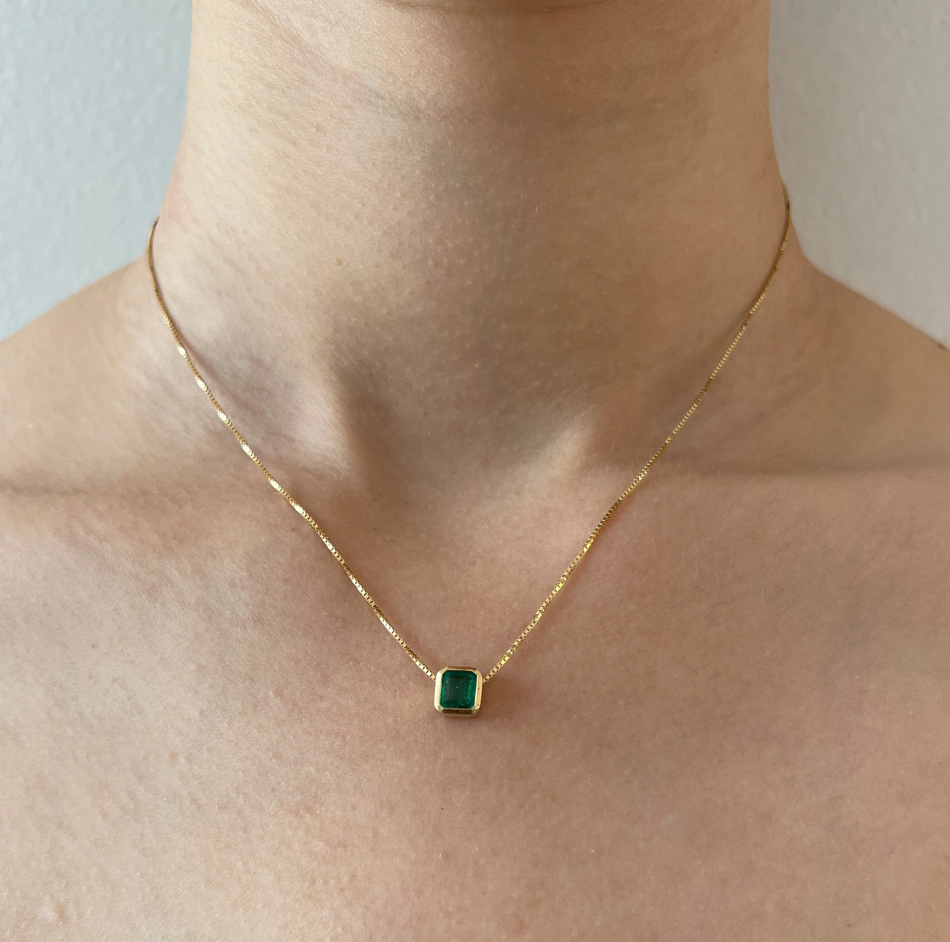 Collar cuadrado esmeralda - imagen 1