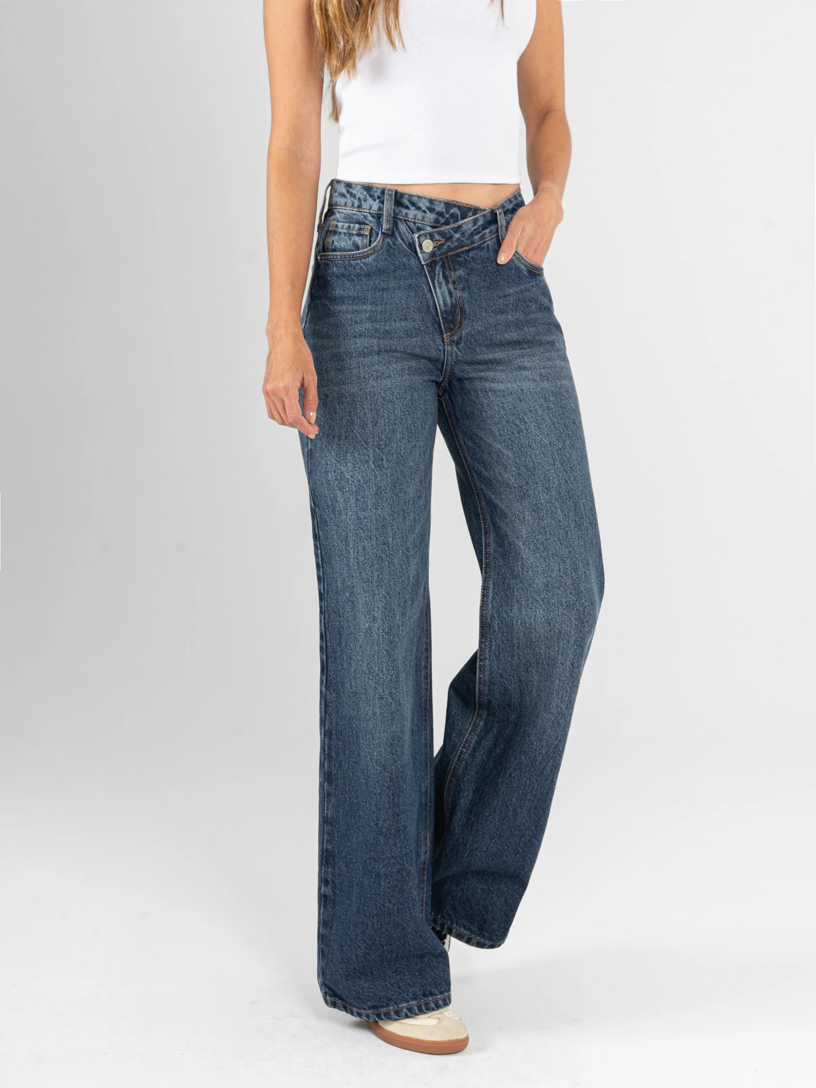 Ref: 066415 Jean Mom Flare, rígido, tiro alto, tono azul oscuro, detalle en pretina. - imagen 1