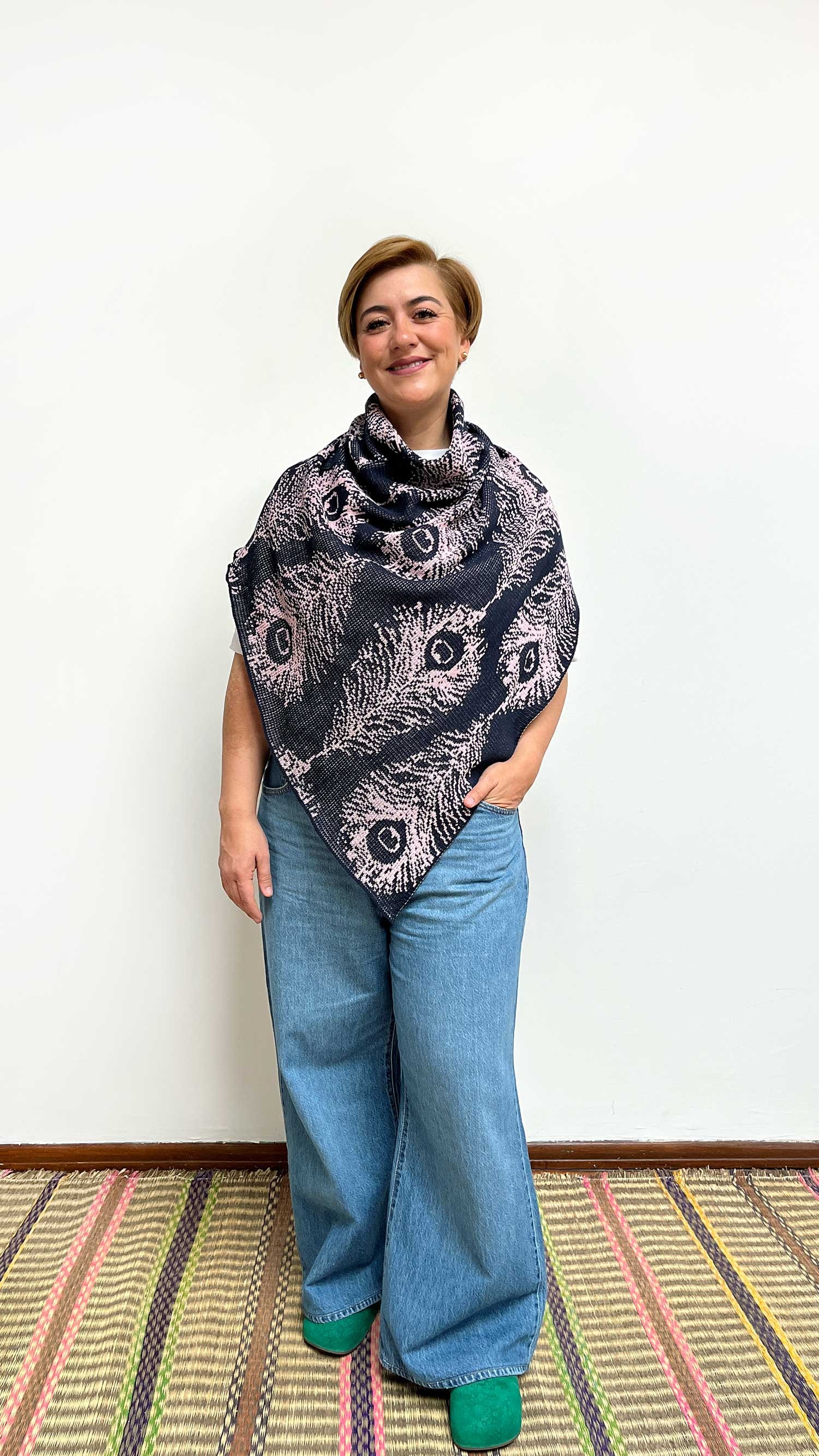 Poncho Plumas - azul oscuro y rosado - imagen 1