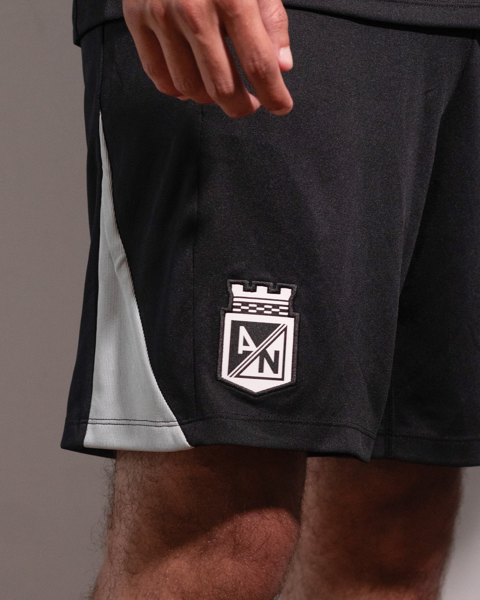 PANTALONETA PRESENTACION NEGRA NIKE 2026 HOMBRE - imagen 1