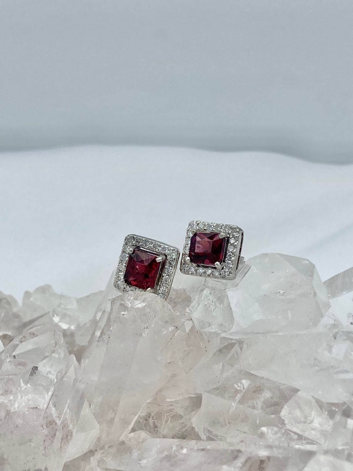 Aretes Granate con Diamantes en Oro 18K Blanco. - imagen 1