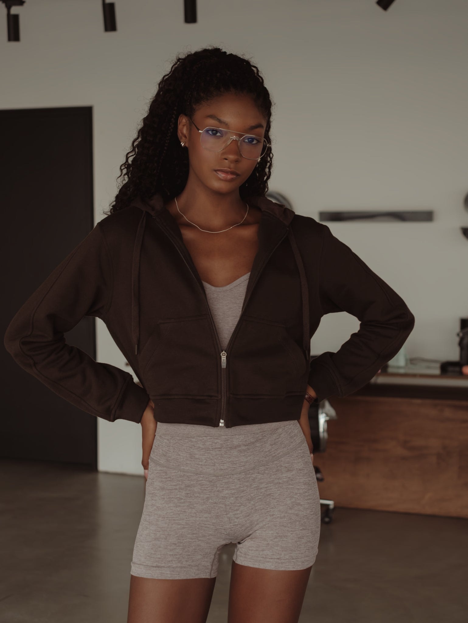 CROPPED ZIP HOODIE - DARK CHOCOLATE - imagen 1