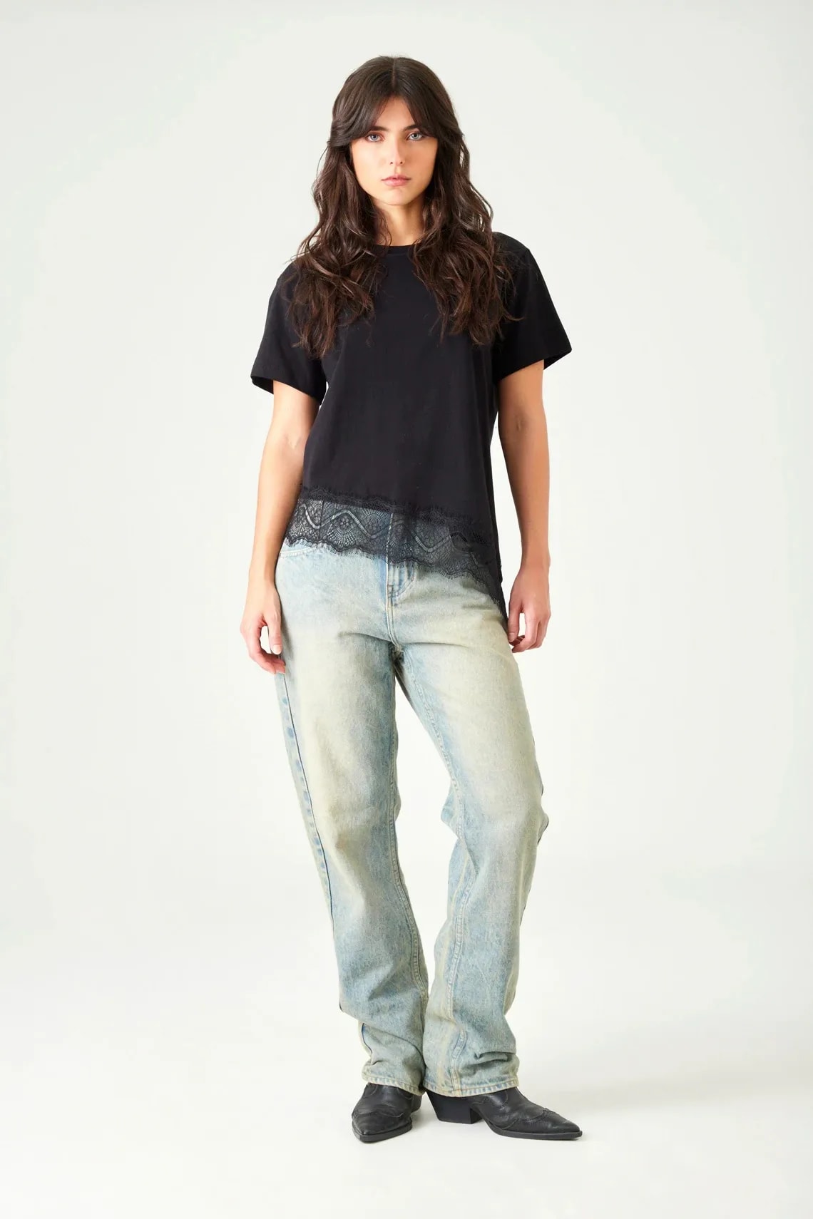 Camiseta relaxed fit con borde de encaje en negro para mujer - imagen 1