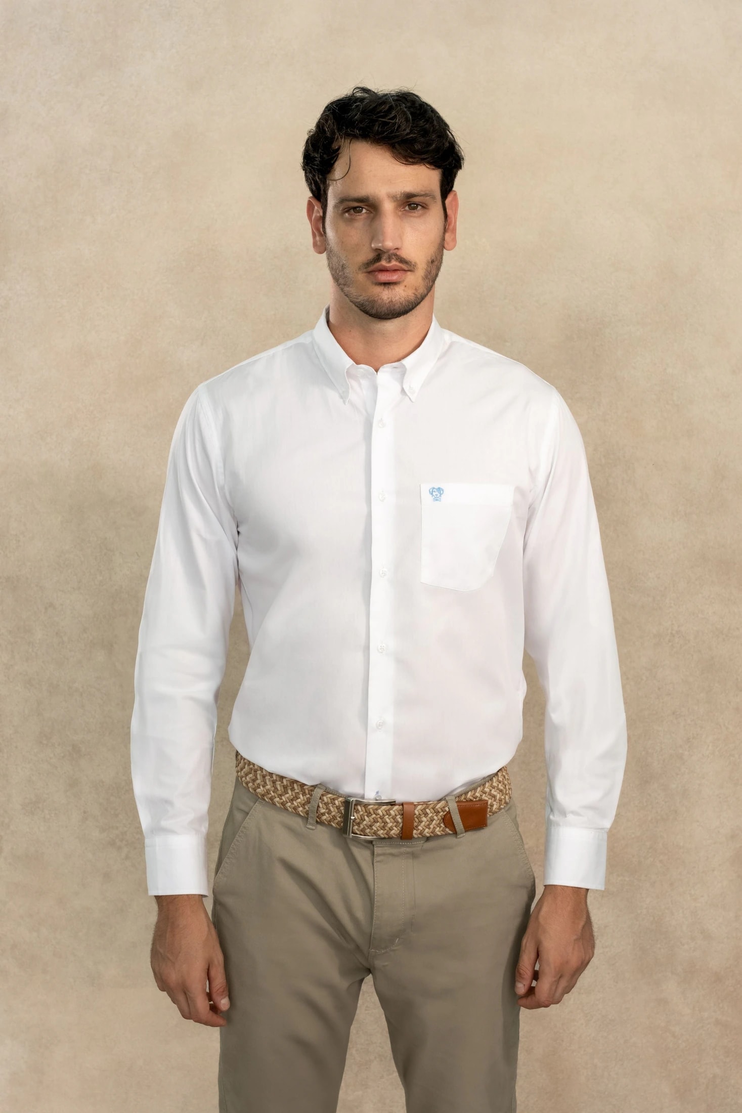 Camisa Antimanchas Popelina Blanco con Bolsillo Logo Azul- Talla Regular - imagen 1