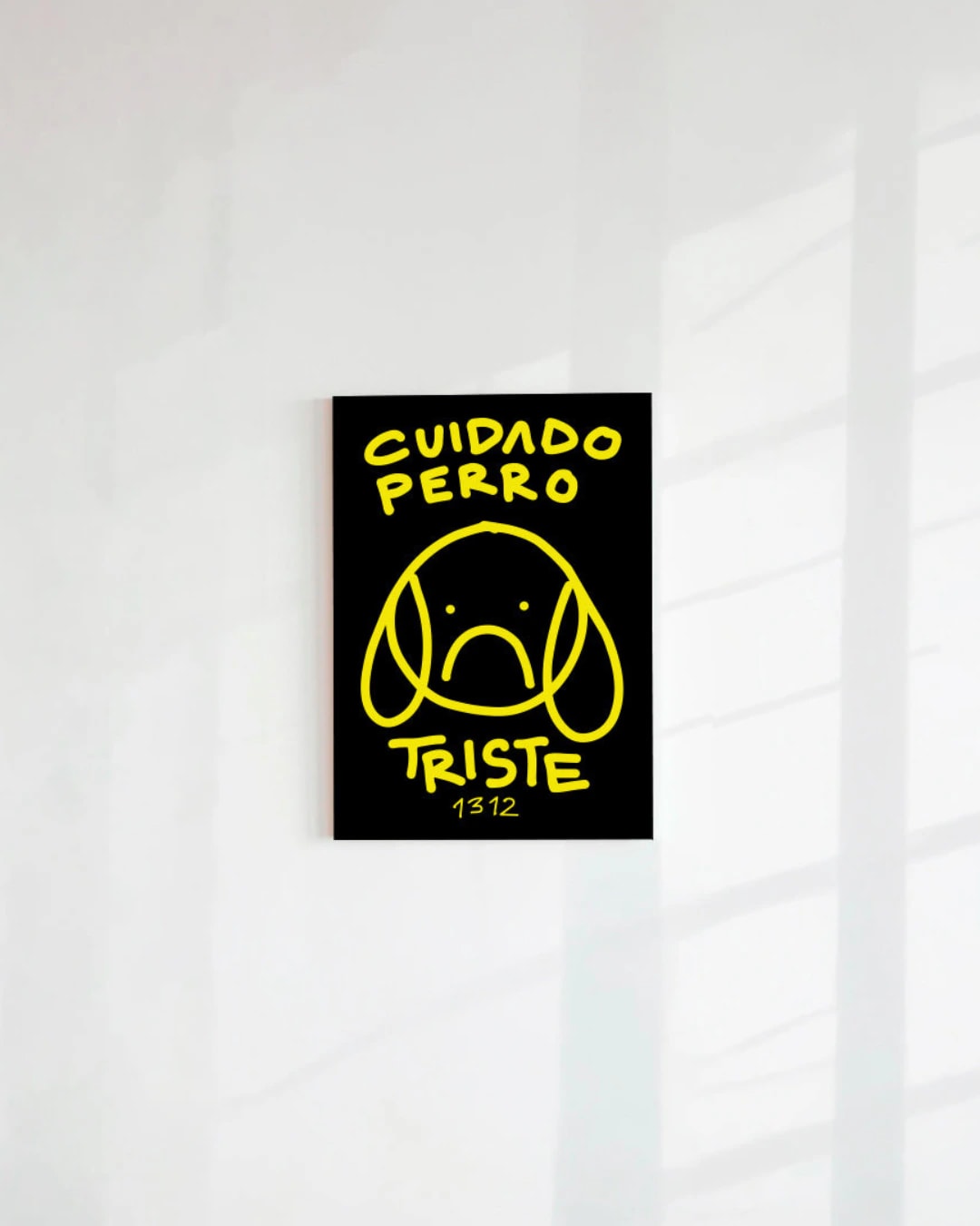 POSTAL CUIDADO PERRO TRISTE NEGRO (PAPEL 220GR) - imagen 1