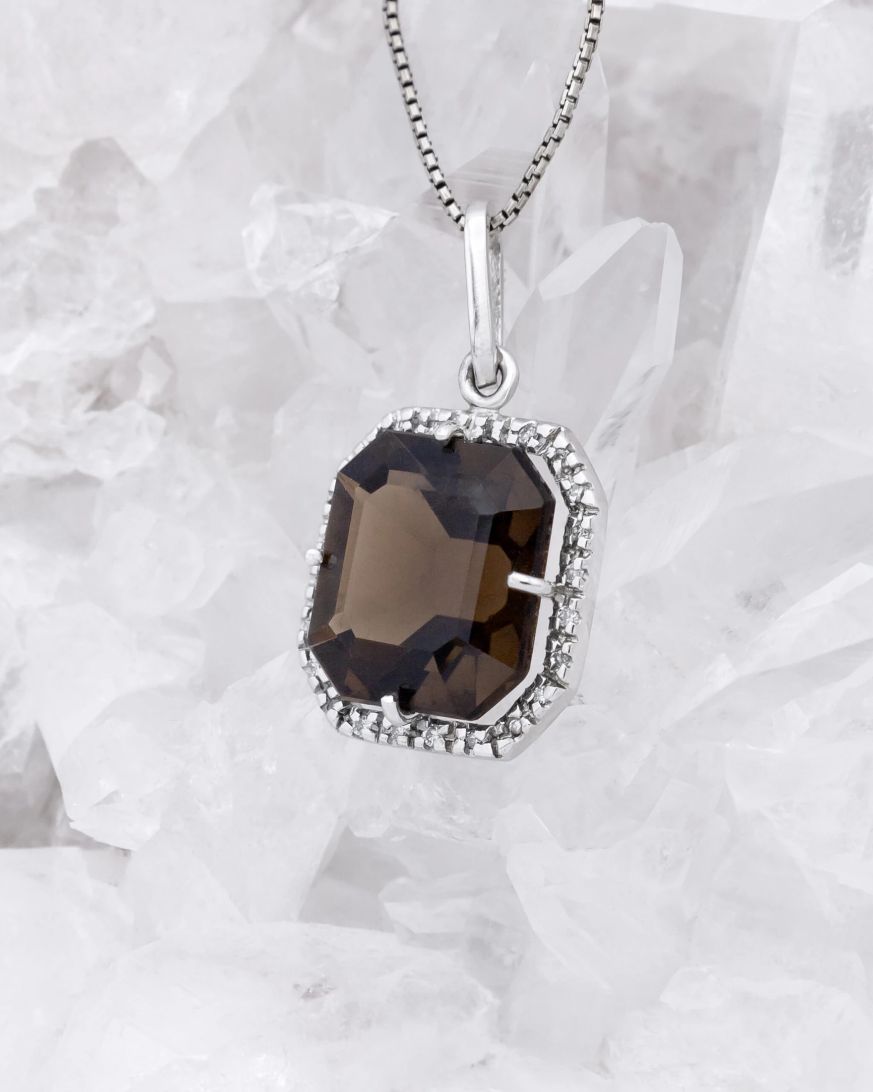 Dije Cuarzo Humo con Diamantes en Oro Blanco 18K - imagen 1