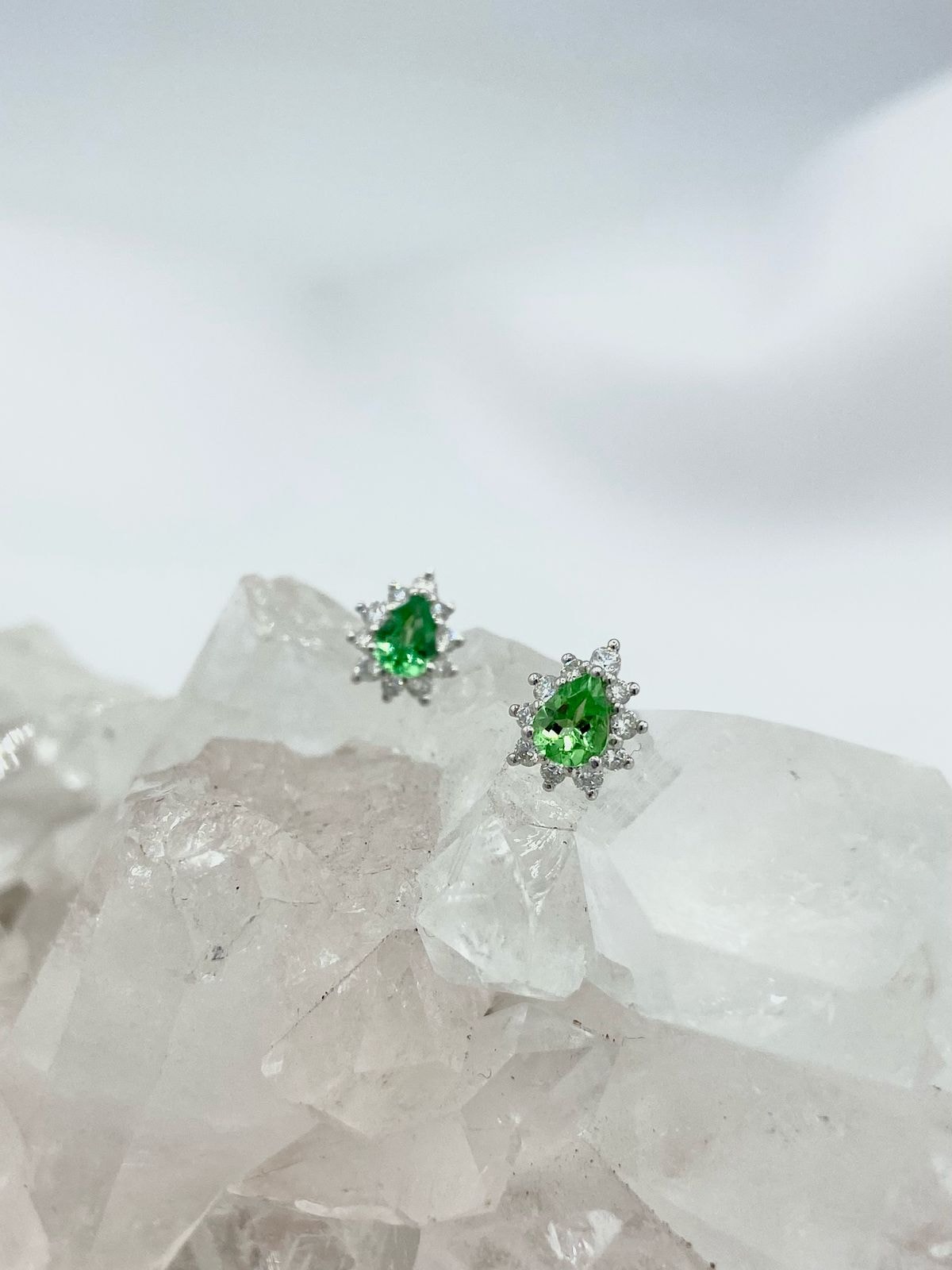 Aretes Tsavorita gotas con chispitas de Diamantes en Oro Blanco 18K - imagen 1