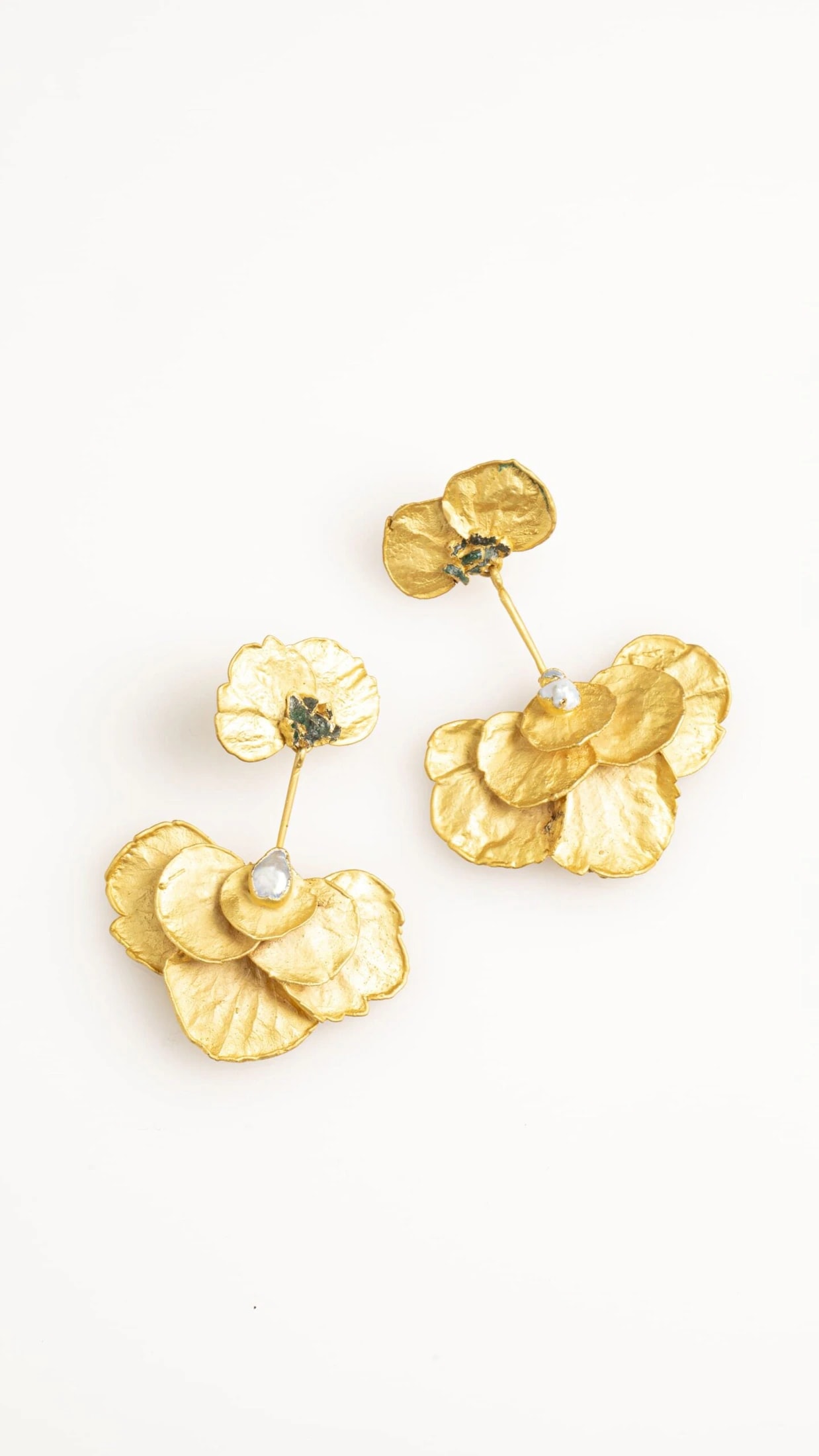 ARETES LARGOS HORTENSIAS DECONSTRUIDAS, PERLA Y ESMERALDAS EN BRUTO - imagen 1