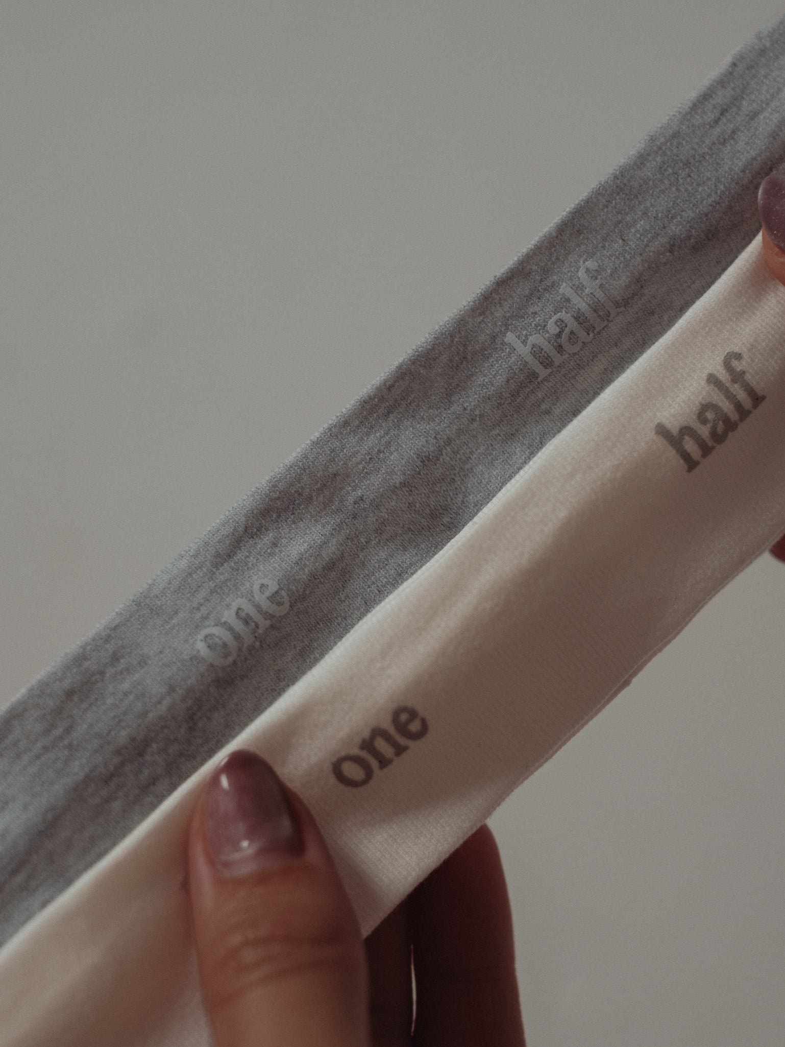 SLIM HEADBAND PACK X2 - SOFT WHITE & CREAMY GRAY - imagen 1