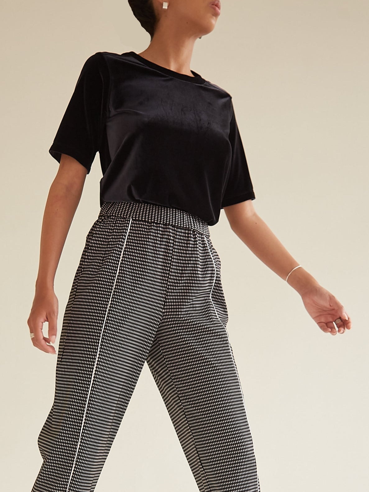 Camiseta Tech Velvet Frío Negro LÍRICO - imagen 1