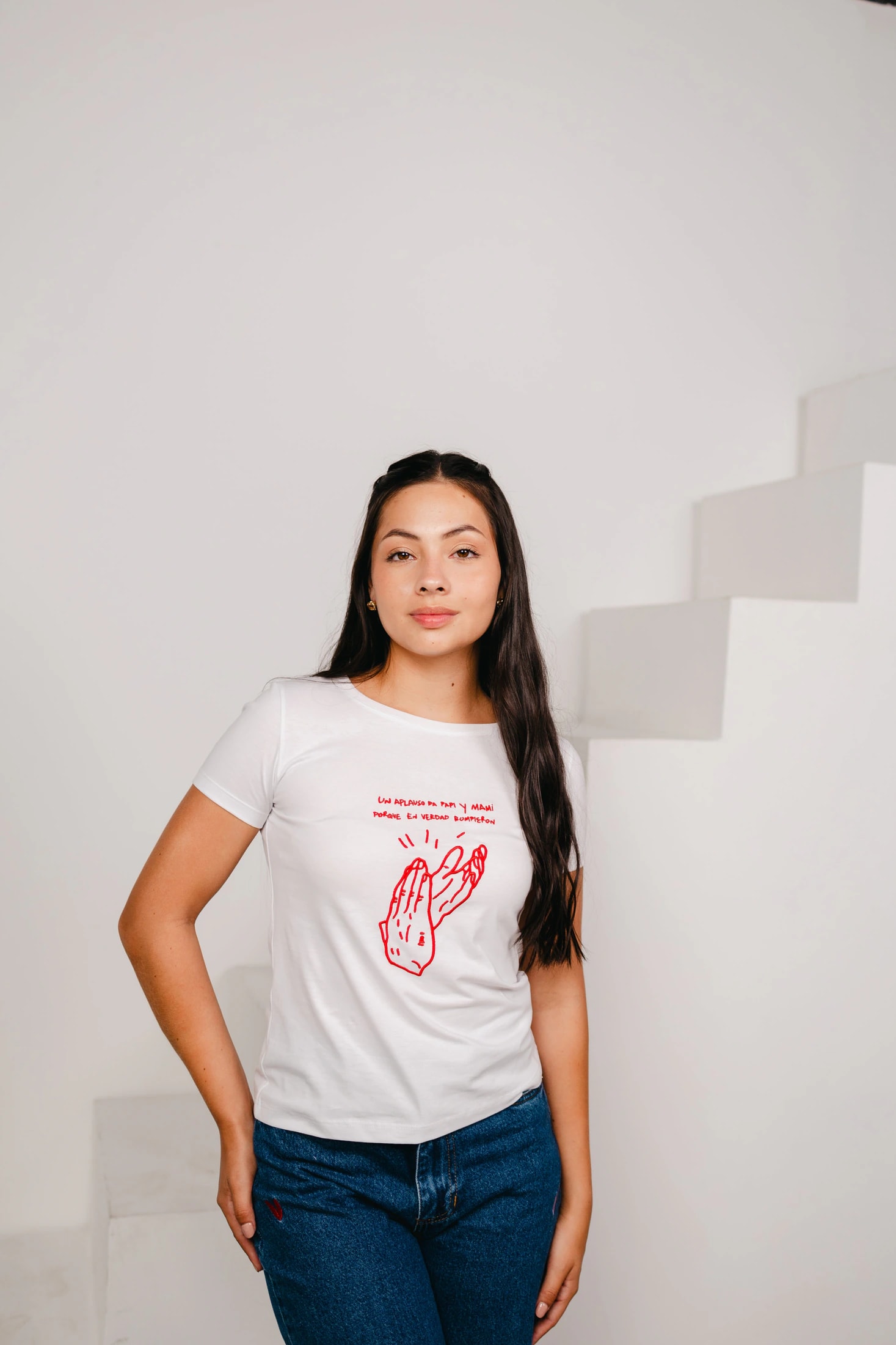 Un Aplauso Pa' Mami y Papi Embroidered Basic Tee - imagen 1