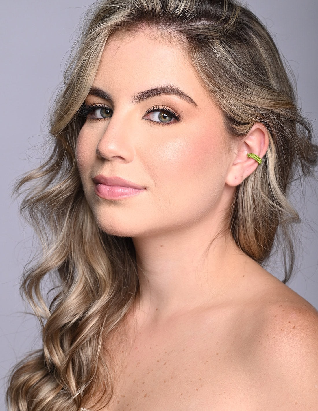 Ear Cuff Luna Creciente Lime Green - imagen 1