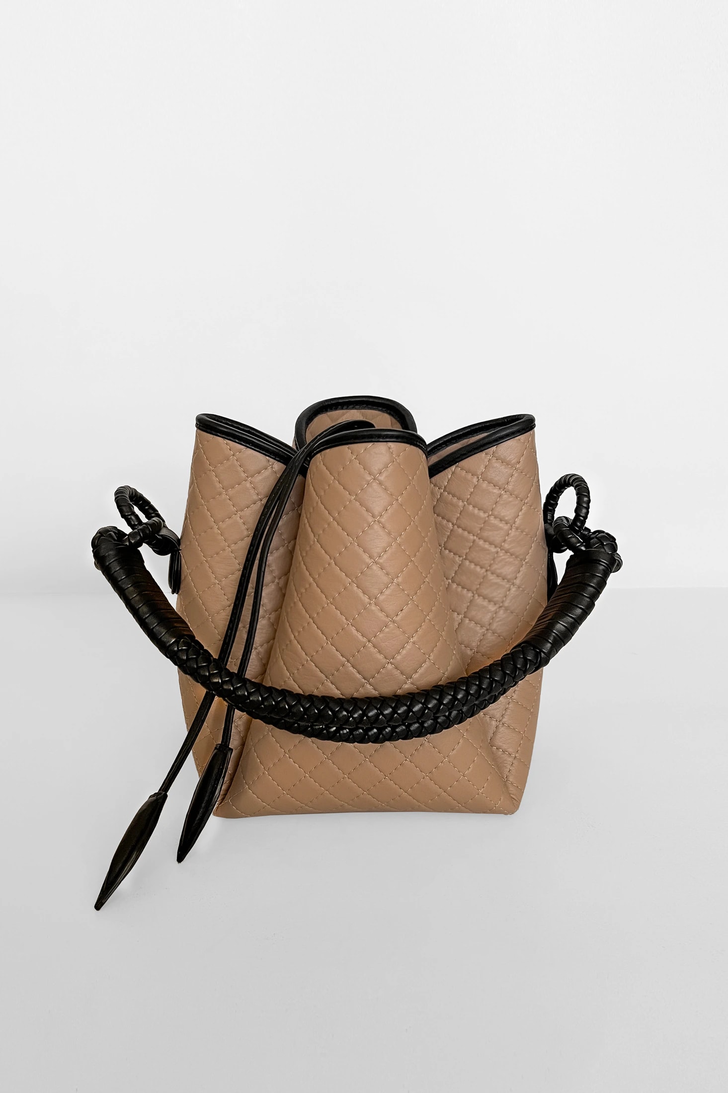 Tulip Bucket Bag, Cappuccino & Black - imagen 1