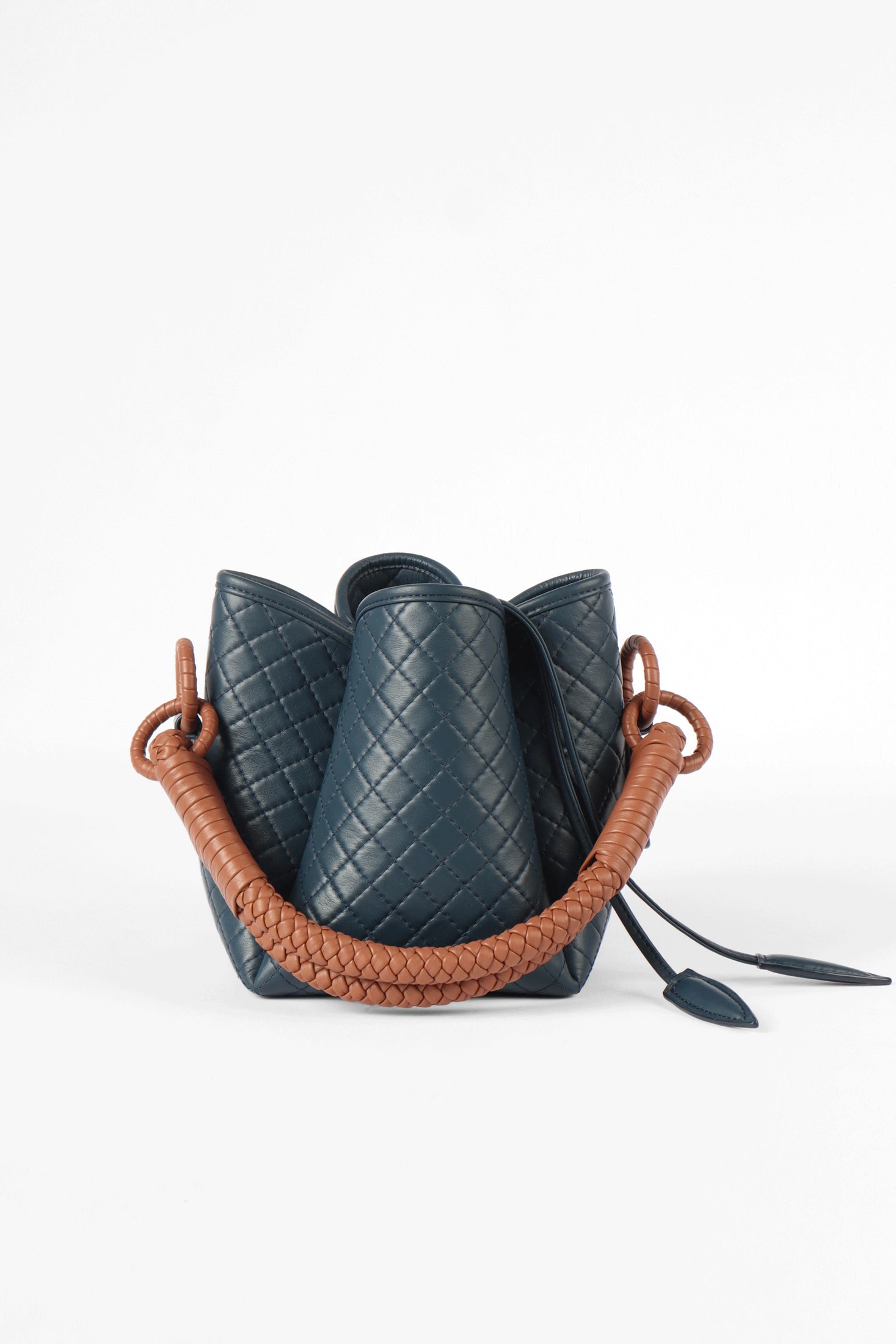 Tulip Mini  Bucket Bag, Navy Blue & Brandy - imagen 1