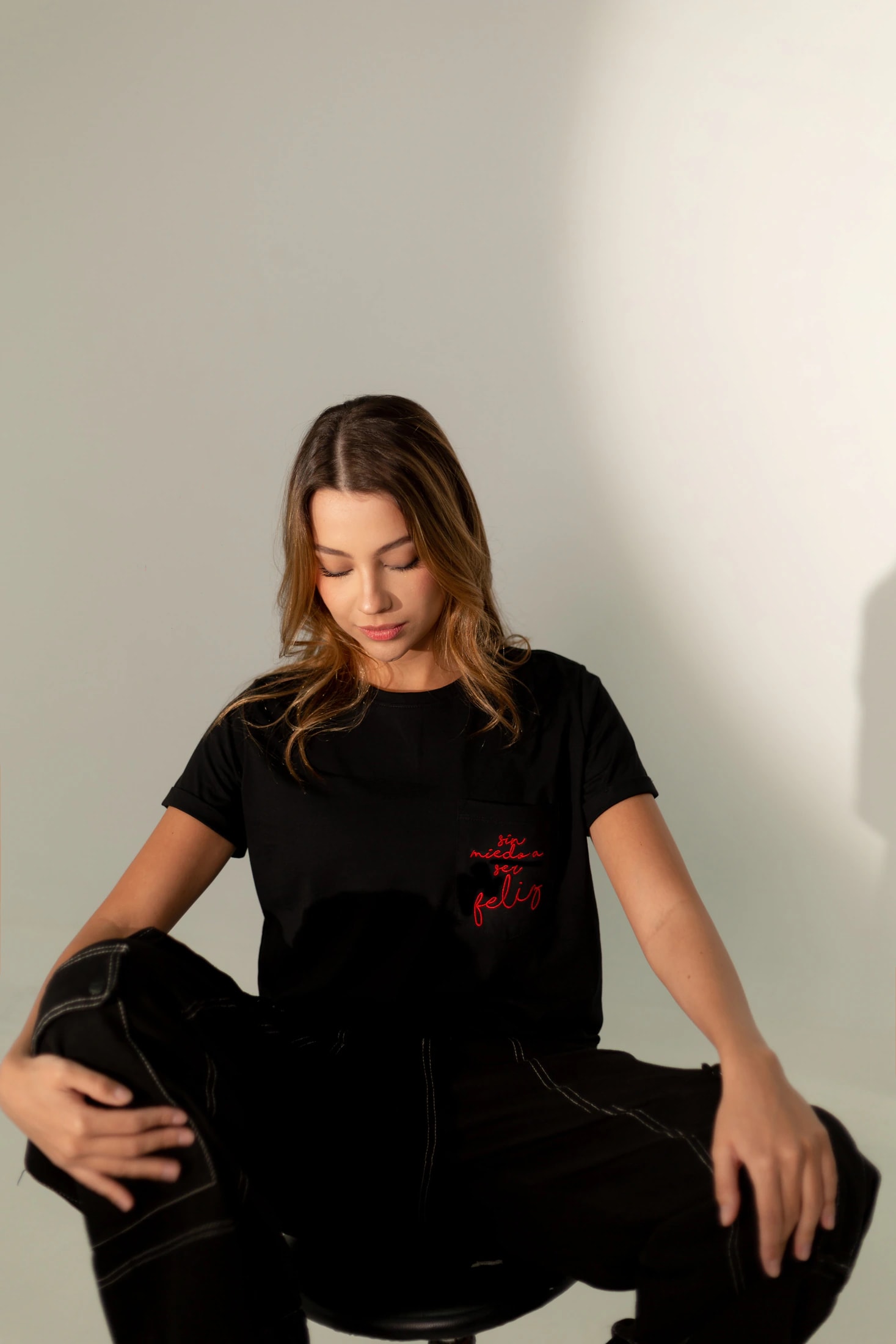 Sin Miedo A Ser Feliz Embroidered Oversized Tee - imagen 1