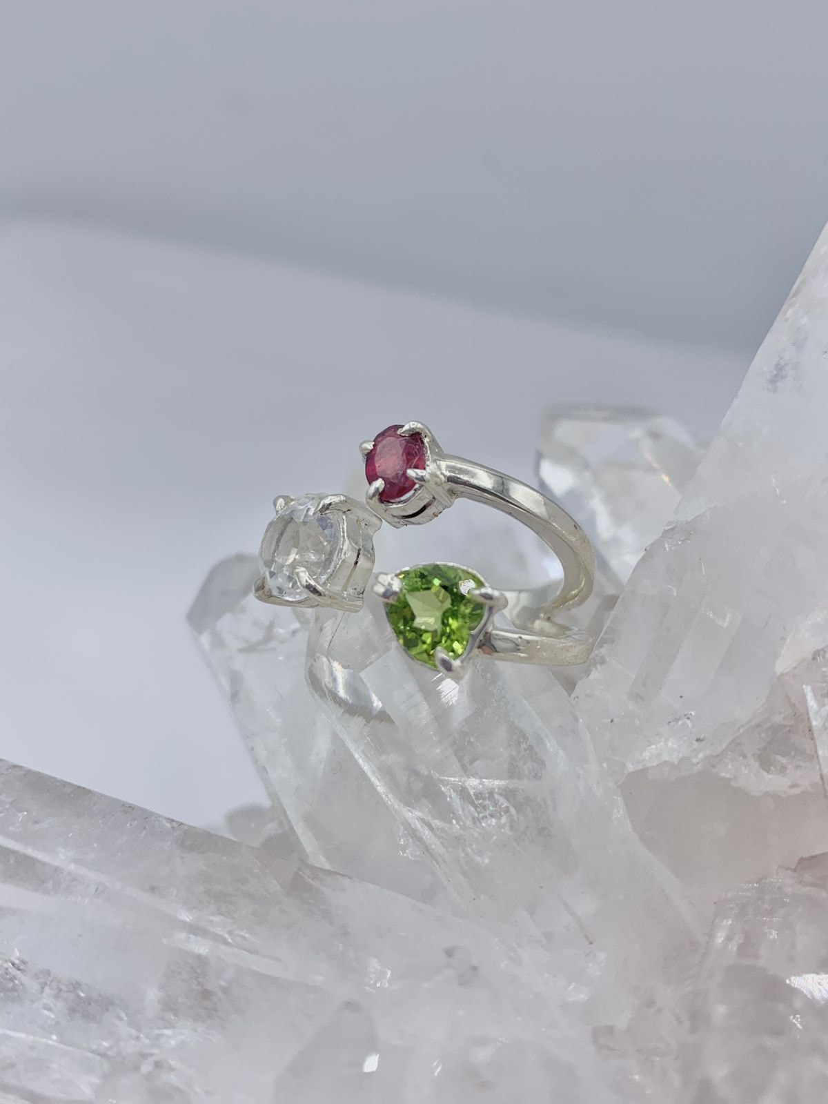 Anillo multipiedras Rubí, Peridoto y Cuarzo Transparente colección llénate de color - imagen 1